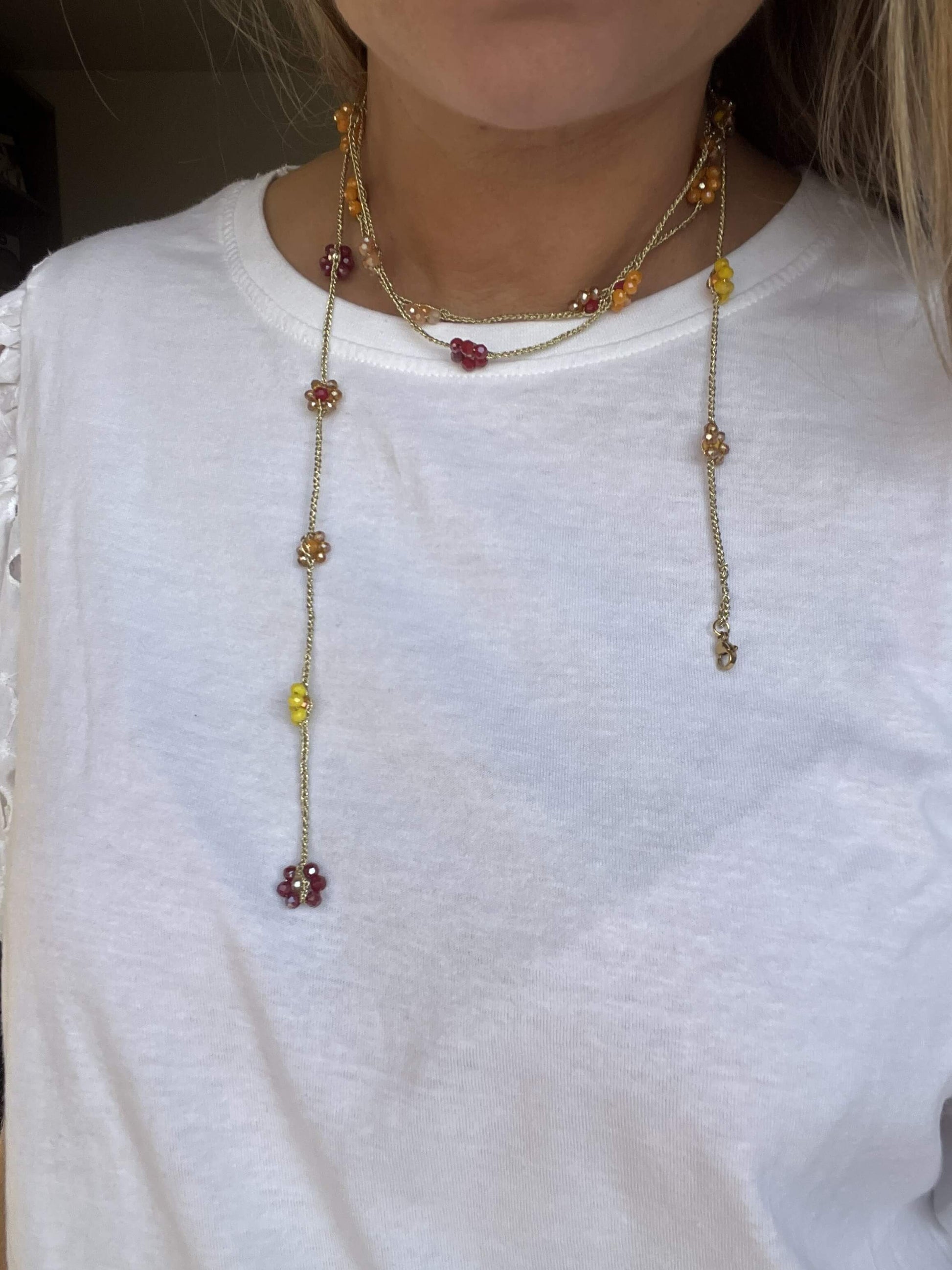 Scopri Fioronda, collana artigianale con fiori nei toni autunnali. Regolabile e leggera, perfetta per pelli sensibili.