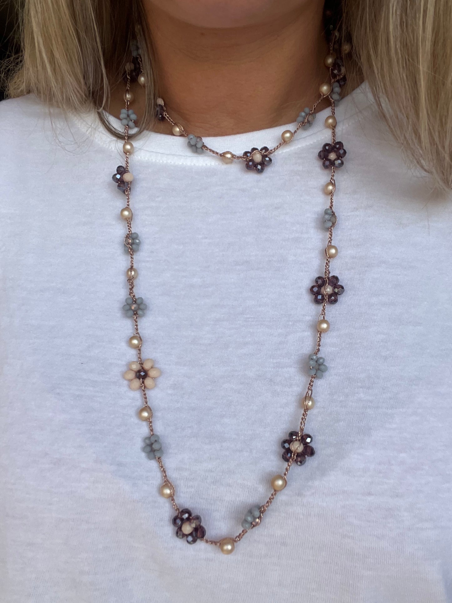 Viola Cenere: collana crochet artigianale senza metallo, perfetta per pelli sensibili. Eleganza boho e luce in ogni dettaglio.