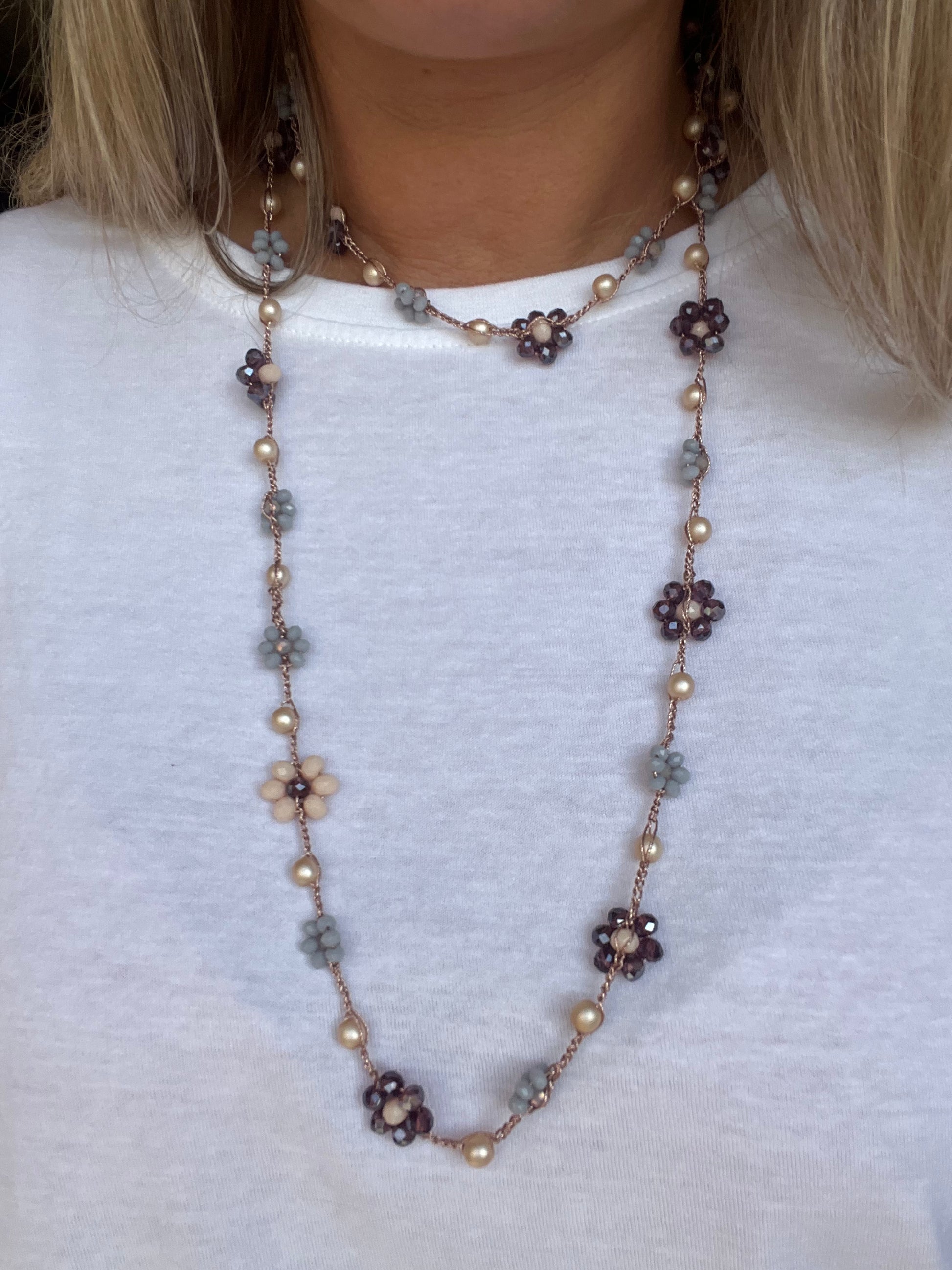 Viola Cenere: collana crochet artigianale senza metallo, perfetta per pelli sensibili. Eleganza boho e luce in ogni dettaglio.