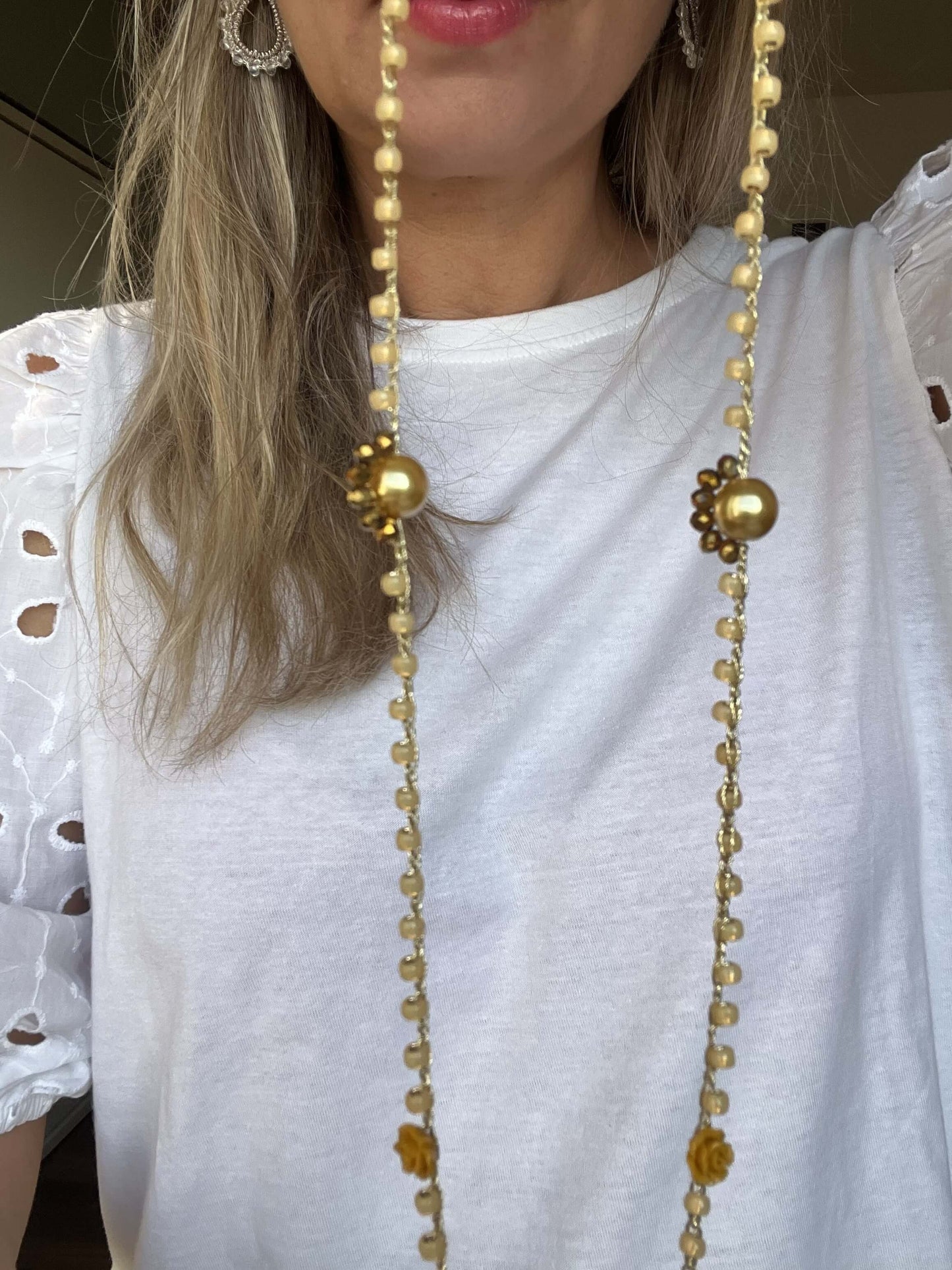 Collana lunga senza chiusura color miele e senape, stile boho chic naturale, gioiello artigianale italiano eco friendly.