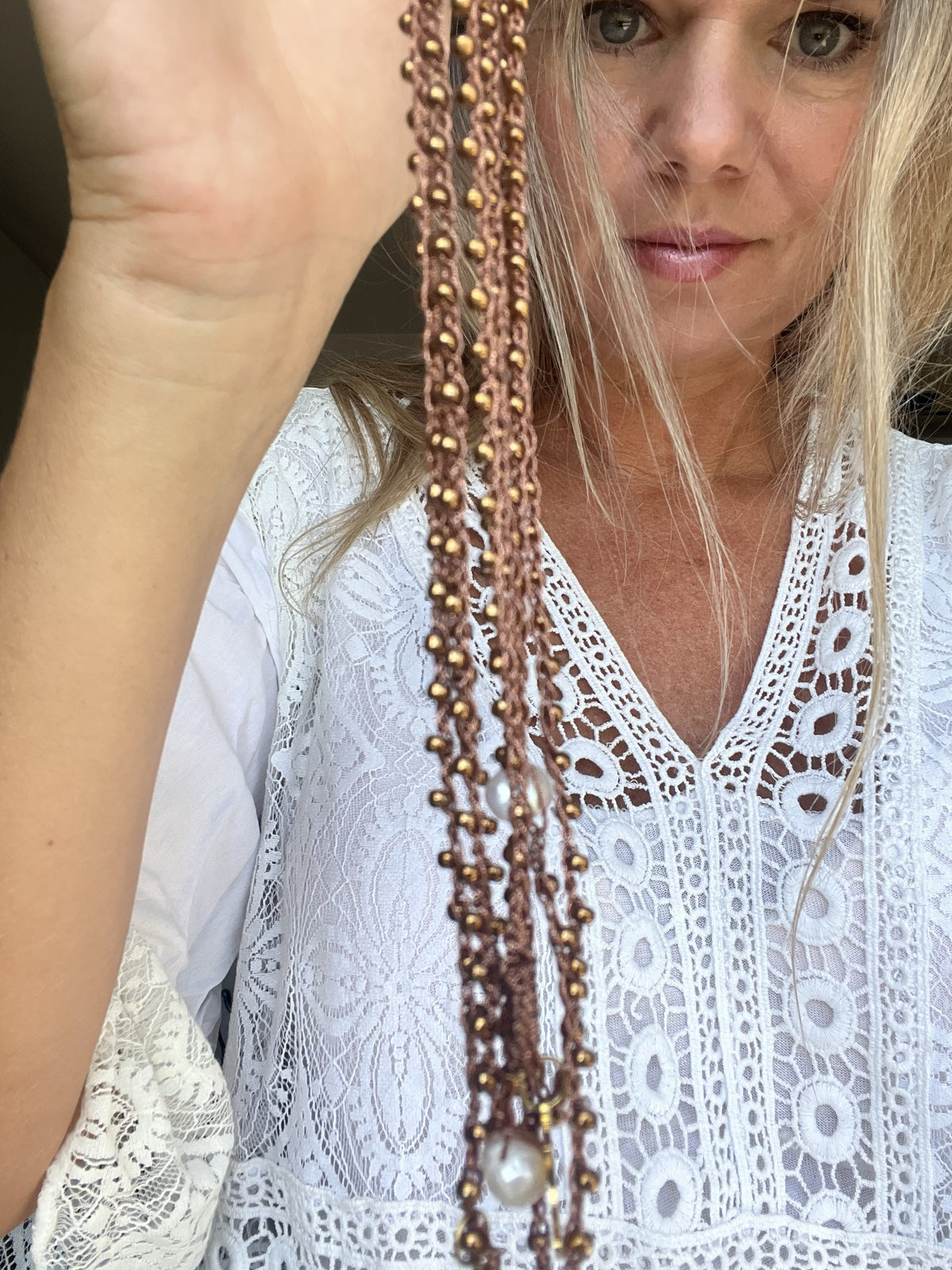 Collana marrone lunghissima con perle d’acqua dolce e perline Toho dorate, da indossare in mille modi.