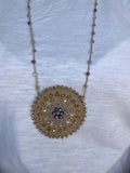 Ciondolo mandala all'uncinetto fatto a mano in Italia. Collana boho lunga con cristalli. Oro, verde, azzurro, crema. Artigianato di qualità