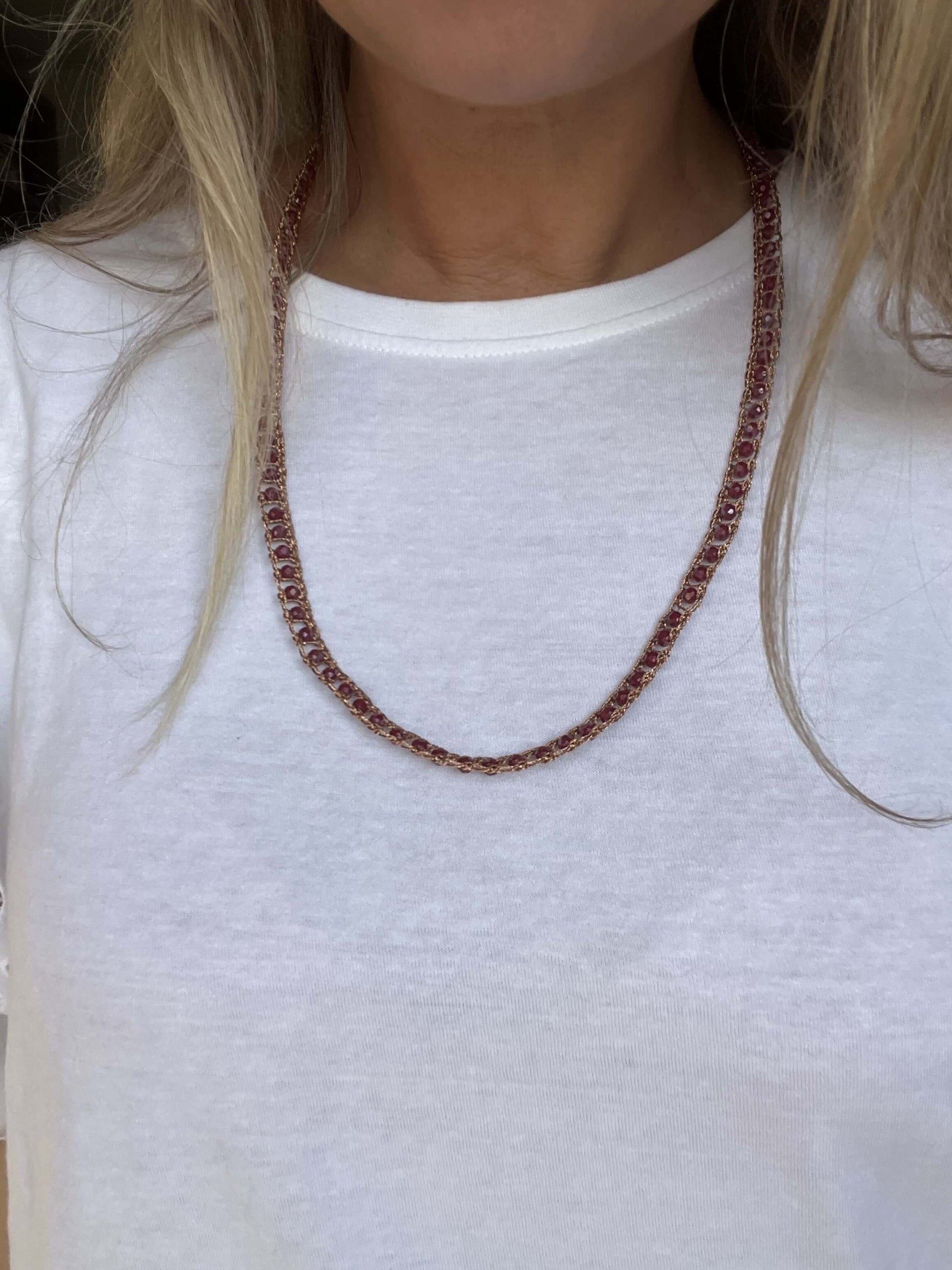 Collana boho artigianale in filato rame e cristalli melograno. Analergica, senza metallo, perfetta per pelli sensibili.