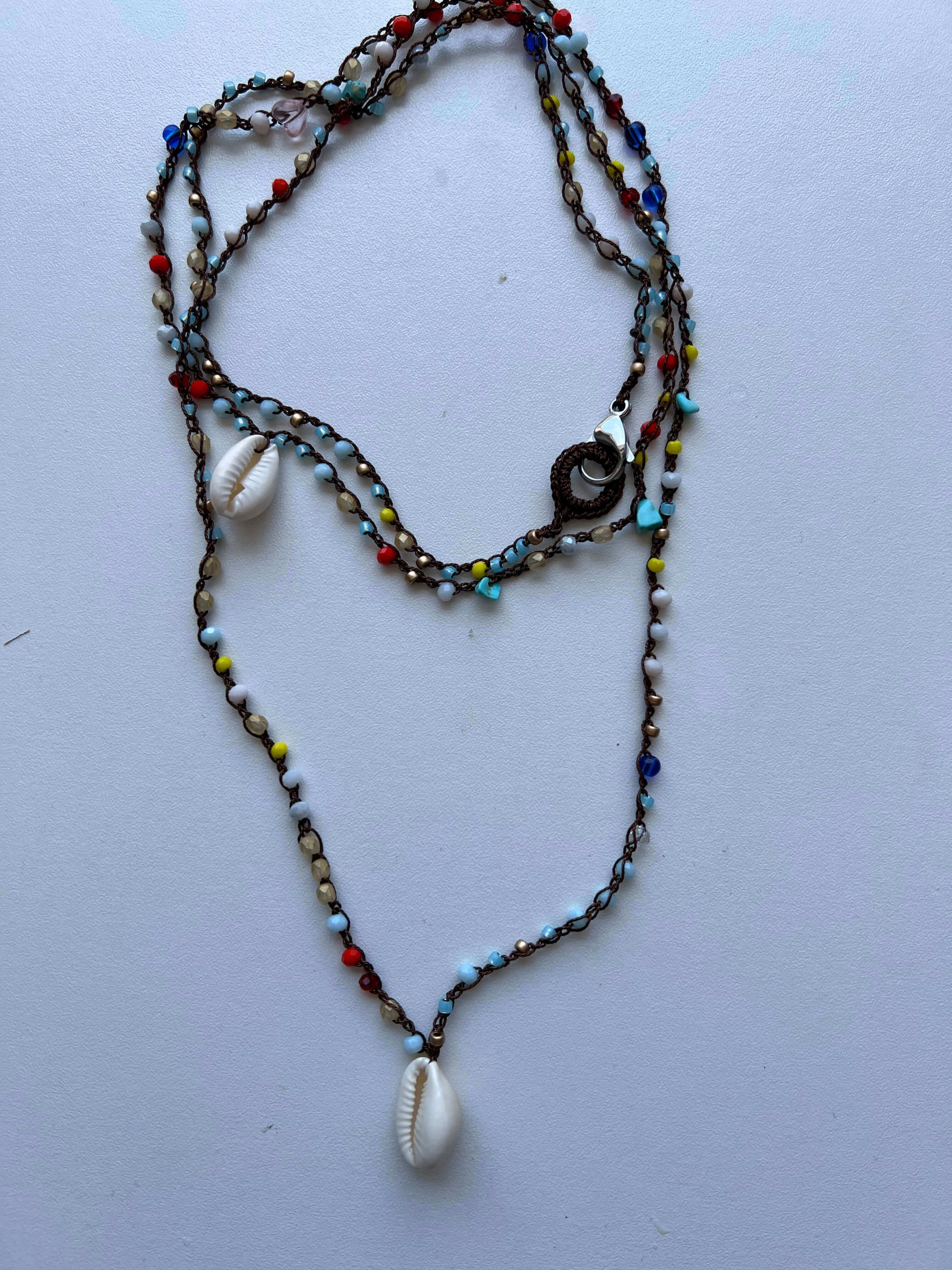 Gioiello estivo donna conchiglie e cristalli colorati, collana boho chic versatile perfetta per look mare eleganti e fashion.