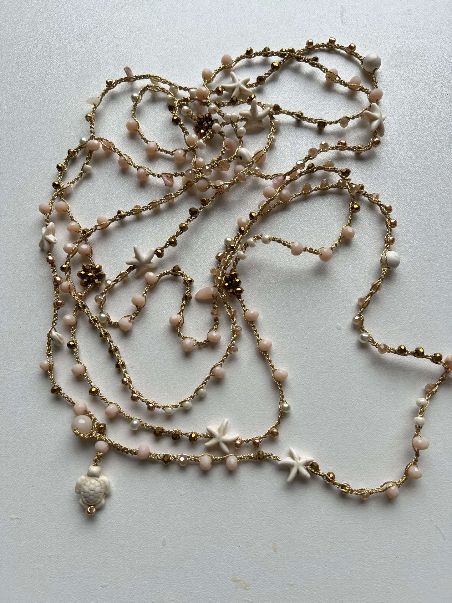 collana boho con le stelline e il bottone in forma di tartaruga