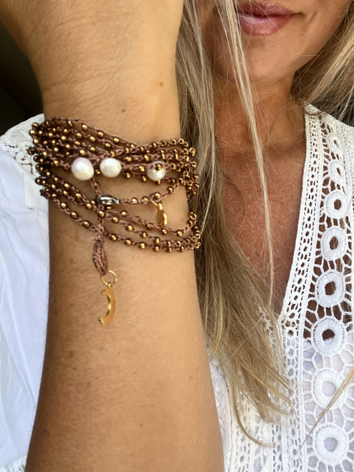 Collana lunga trasformabile con Toho dorati e perle d’acqua dolce. Un gioiello versatile da reinventare ogni giorno