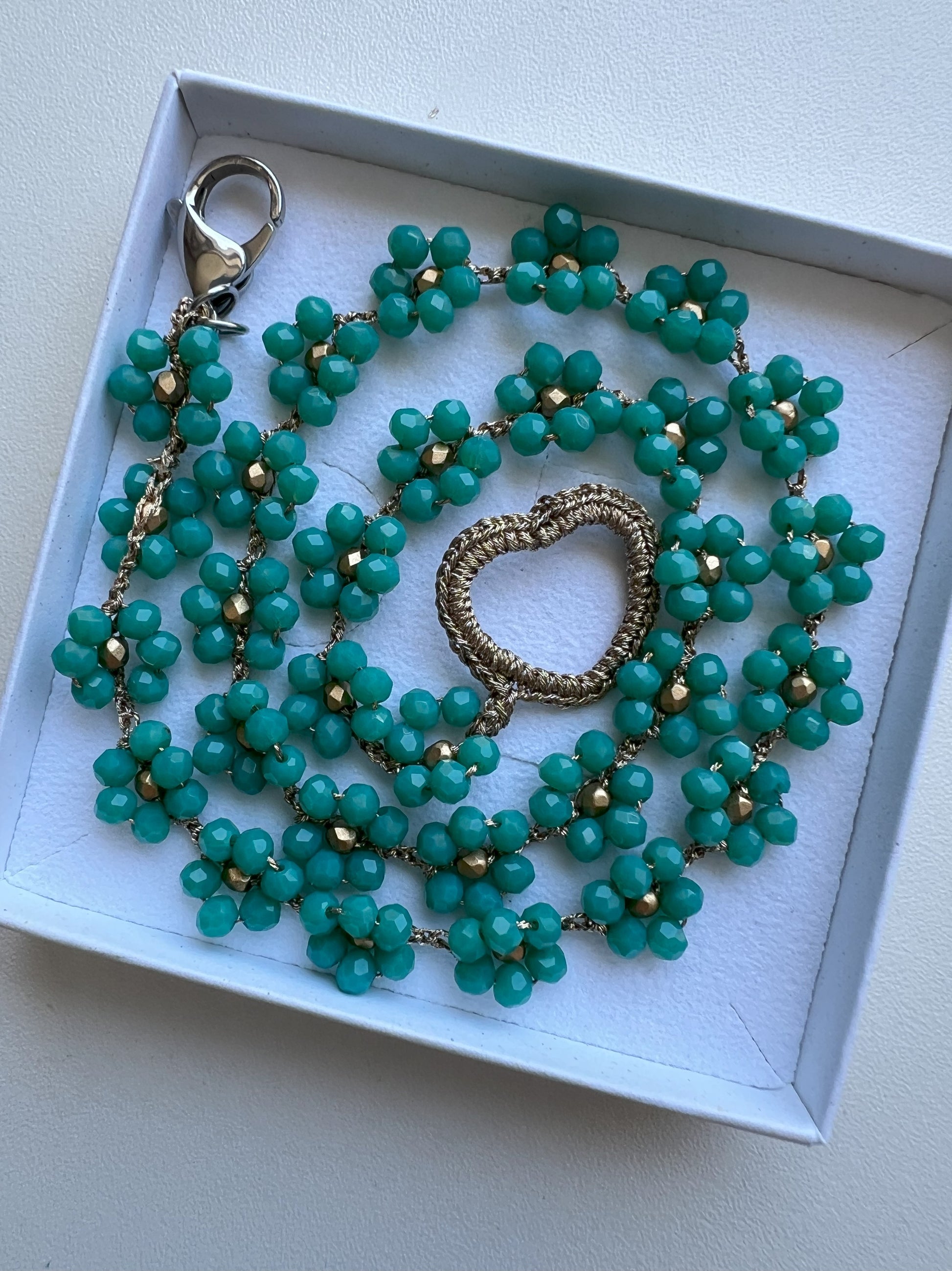 Scopri Verde Incanto: girocollo con delicati fiorellini verde smeraldo. La collana perfetta per chi ama uno stile naturale e raffinato.