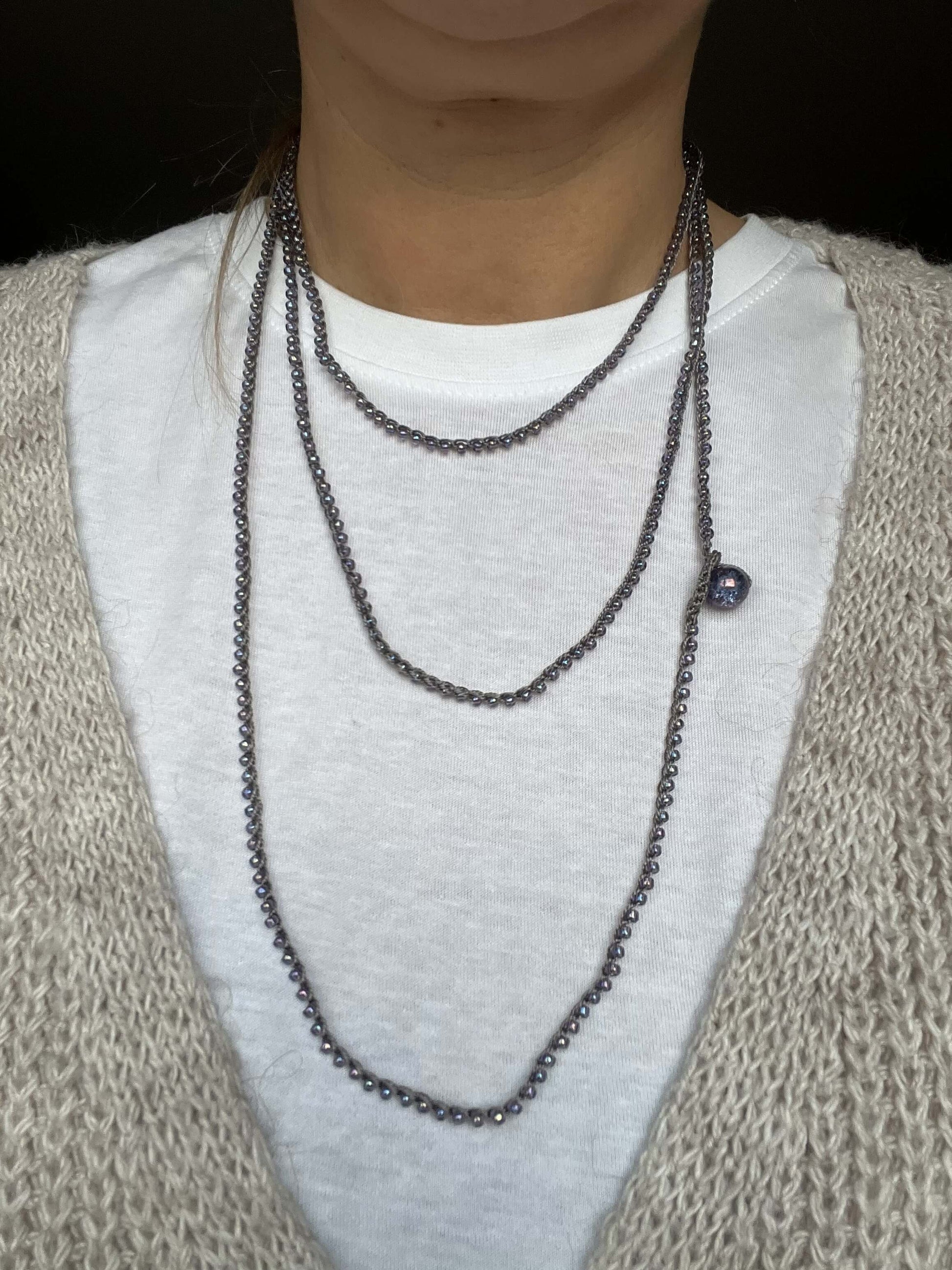 Collana boho chic semplice con perline Toho giapponesi viola e bottone in vetro di Boemia. Gioiello anallergico, senza metallo.