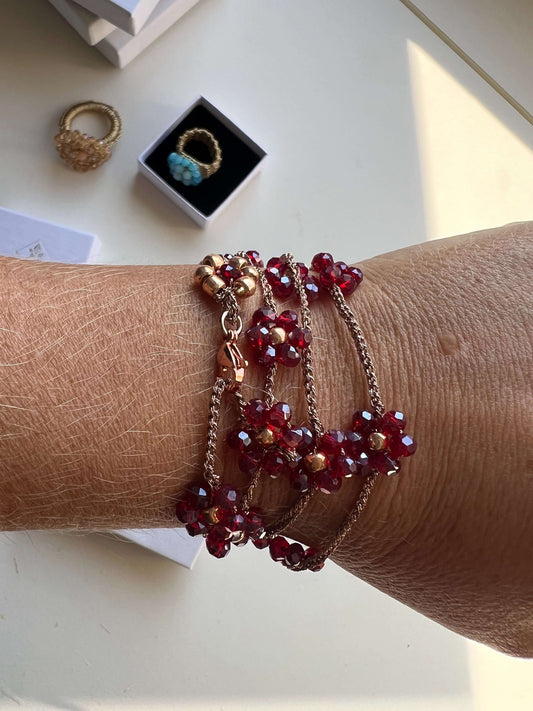 Bracciale wrap “Melograno d’Oro” in oro rosa con fiori melograno, artigianale, elegante e versatile da indossare ogni giorno.