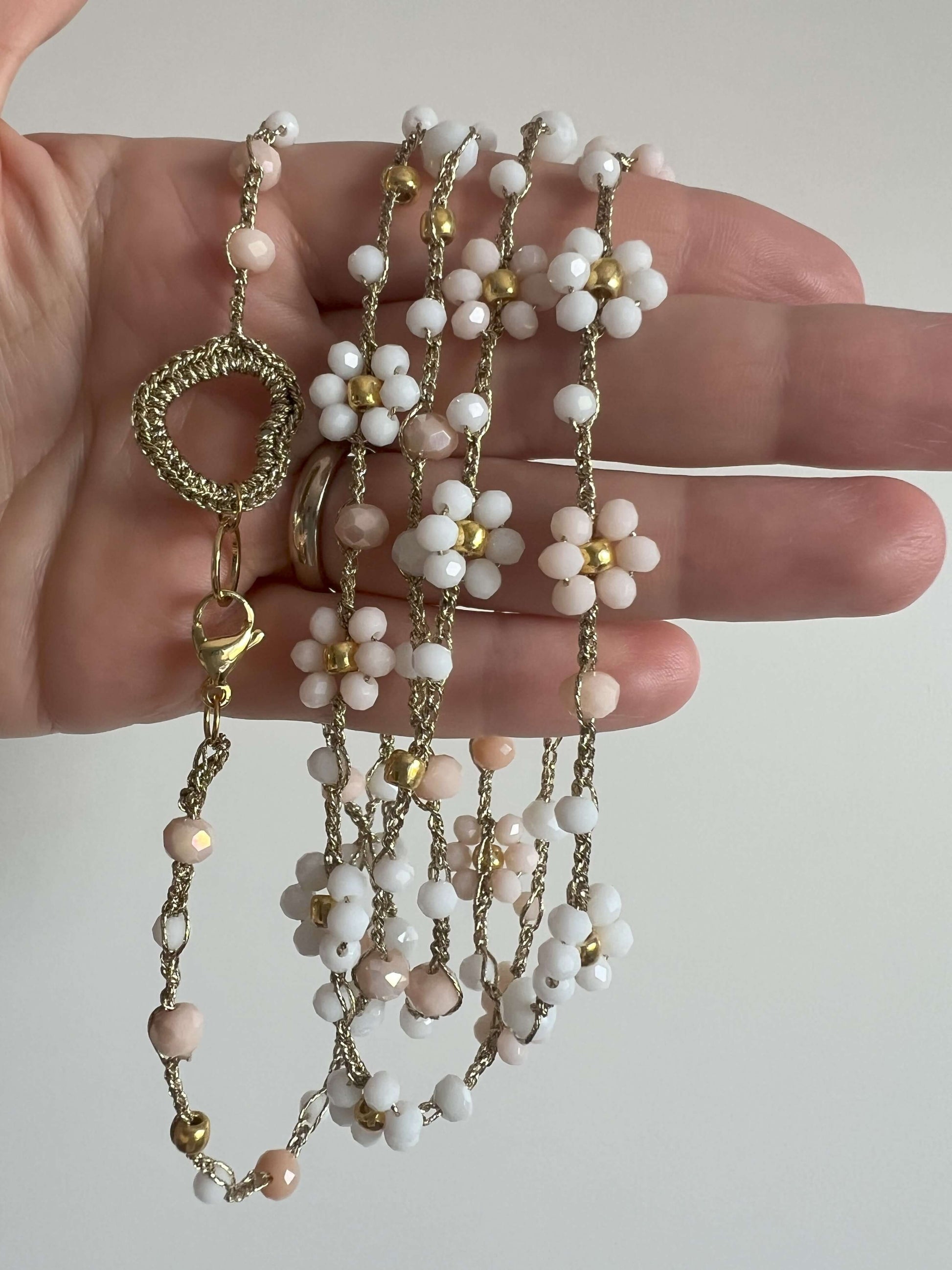 Collana floreale boho all'uncinetto con cristalli e perline. Versatile come bracciale, perfetta per matrimoni e look romantici