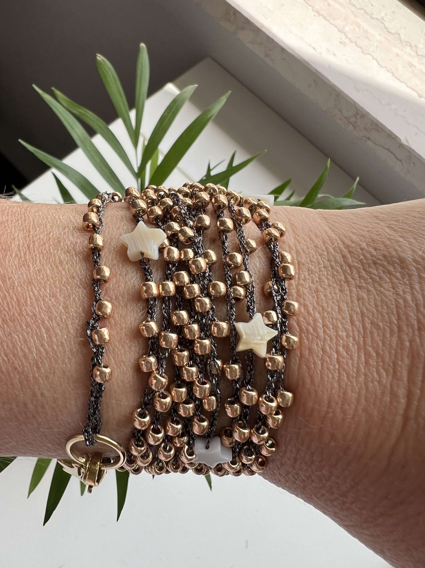 Collana lunga regolabile donna boho con perline giapponesi e madreperla, da indossare a più giri o polso