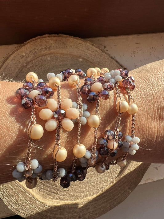 Collana crochet handmade Viola Cenere: fiori viola e grigio, oro rosa e dettagli raffinati. Un tocco elegante e romantico.