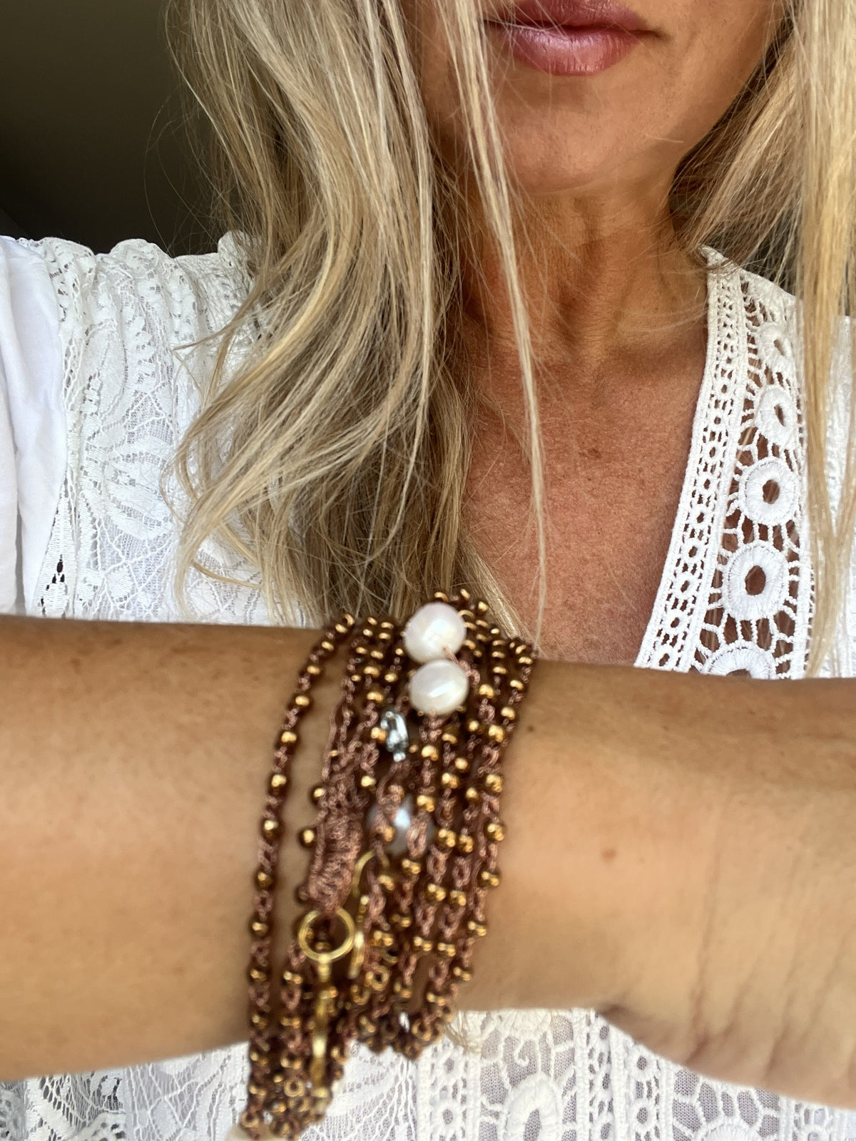 Collana marrone elegante e versatile, 196 cm di lunghezza, con dettagli dorati e perle d’acqua dolce.