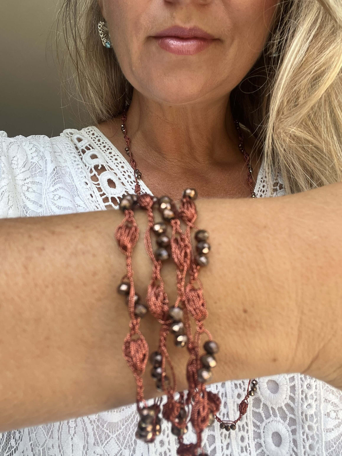Collana lunga marrone e bronzo fatta a mano, senza chiusura e metallo. Morbida, elegante e versatile.