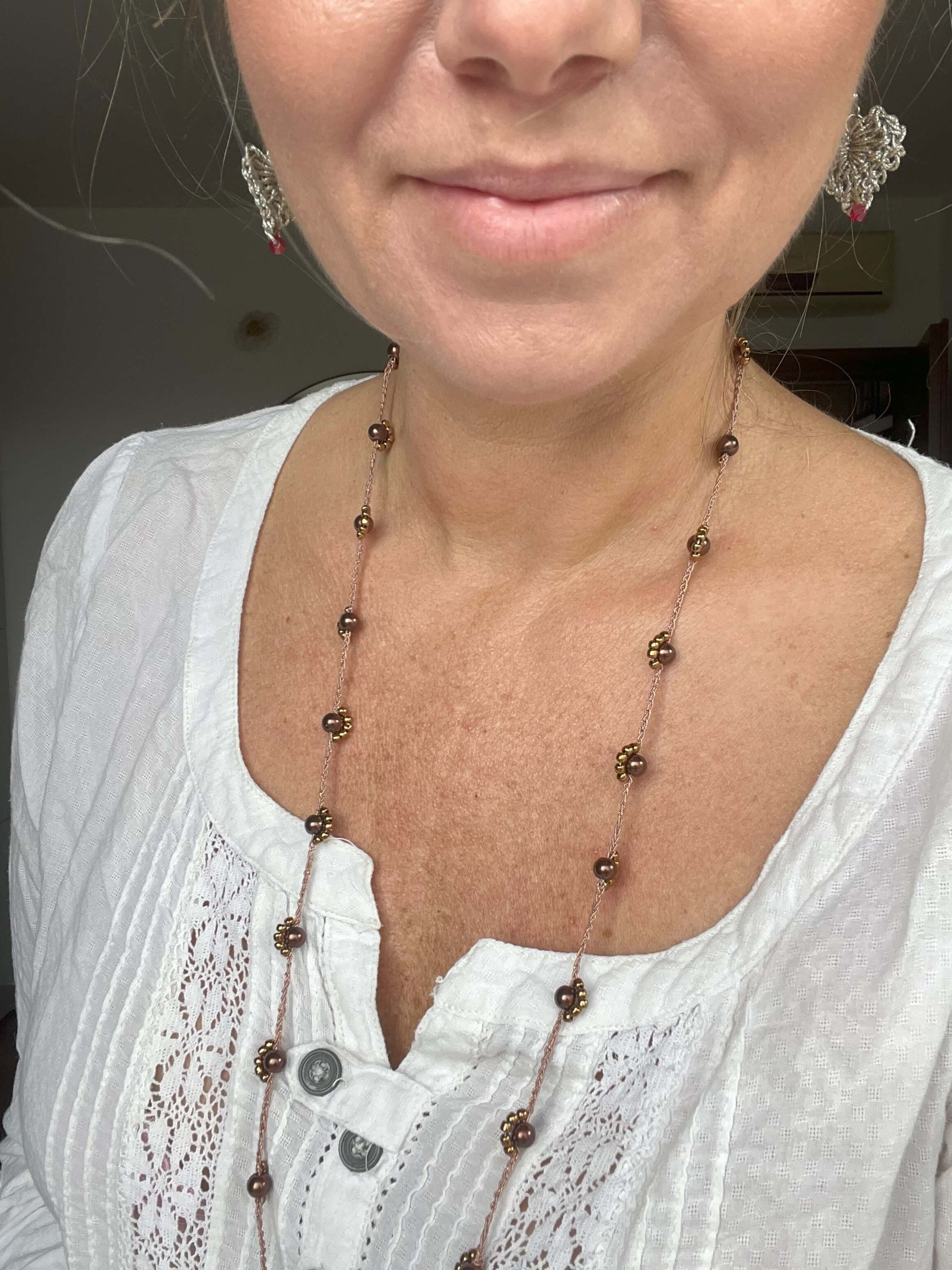 Collana minimal chic Bruma di Quercia: anallergica, senza chiusura, realizzata con cristalli e perline di vetro in tonalità naturali