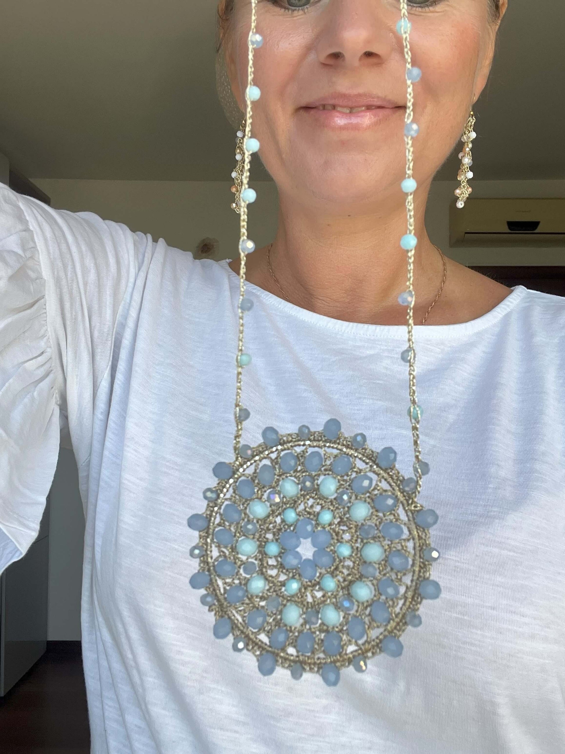 Collana bohemian italiana con mandala crochet. Gioiello statement handmade con perle e cristalli. Stile boho per donne di carattere