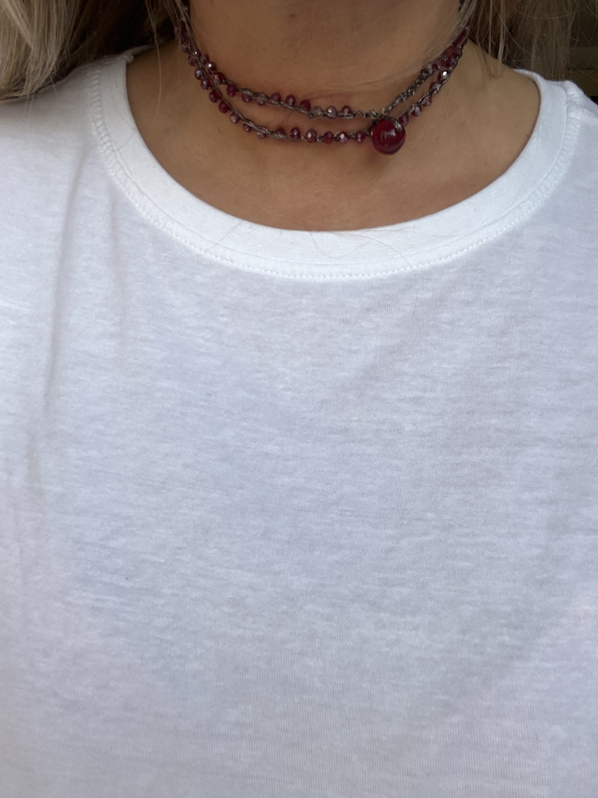 Collana lunga in cristalli luminosi, fatta a mano in Italia. Versatile, anallergica e perfetta come regalo elegante.