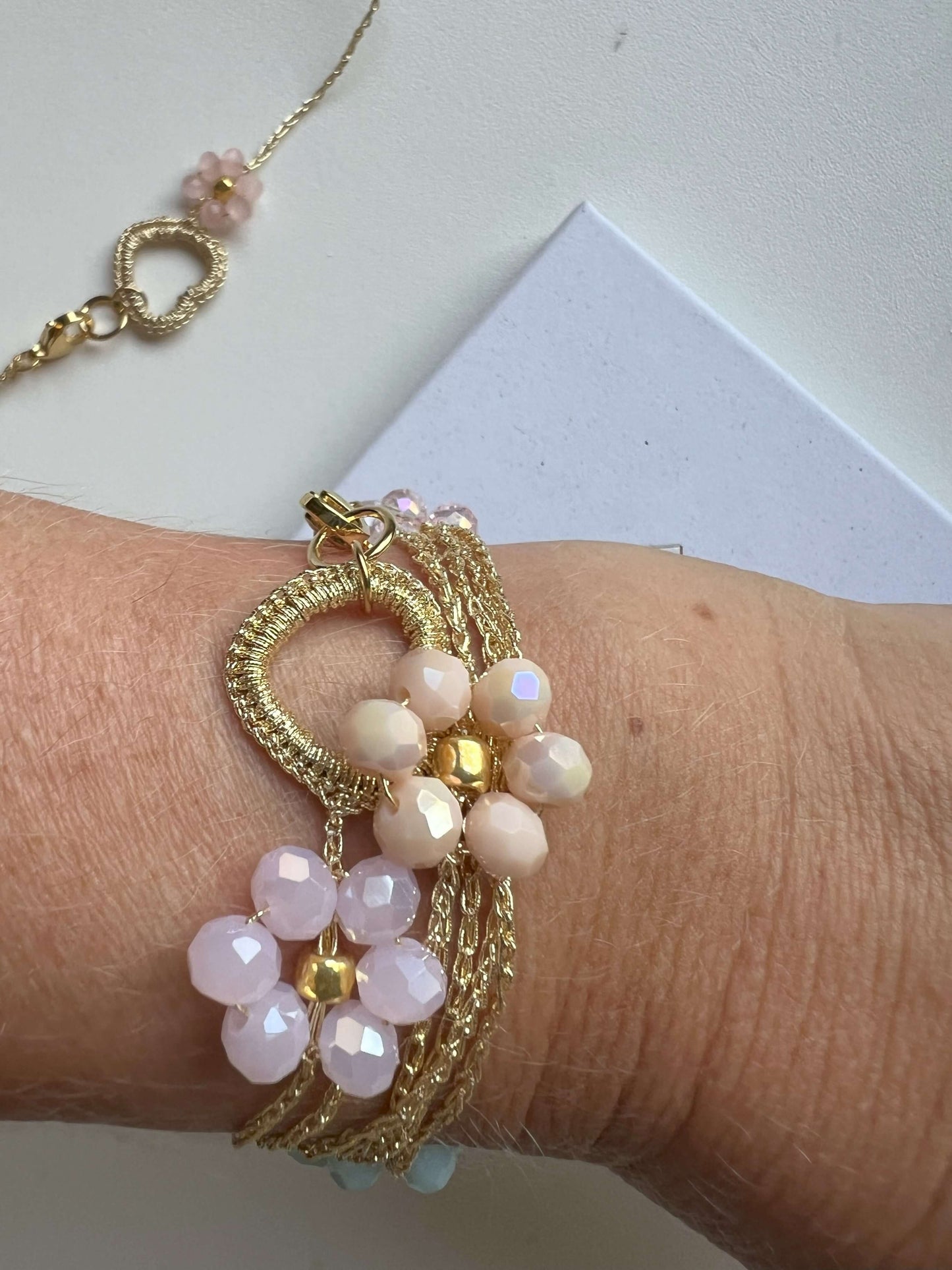 bracciale boho con i fiori intrecciato a mano in Italia