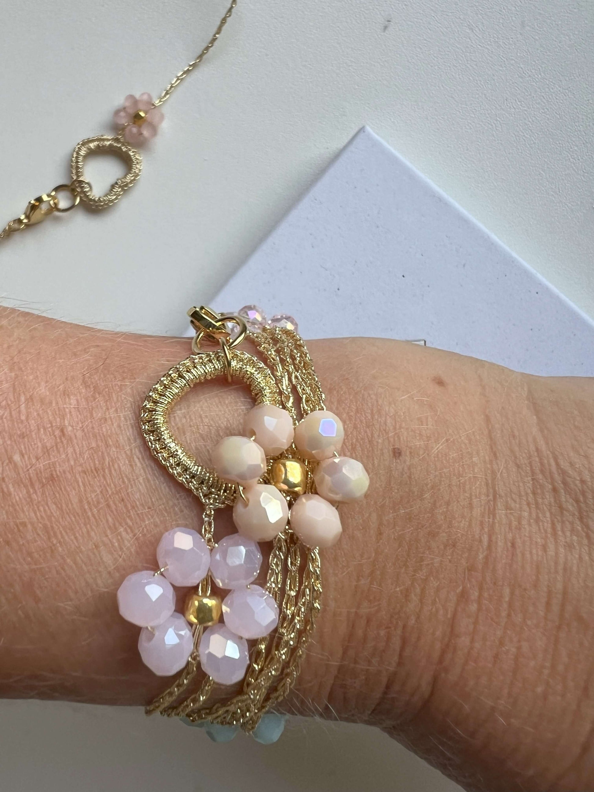 bracciale boho con i fiori intrecciato a mano in Italia
