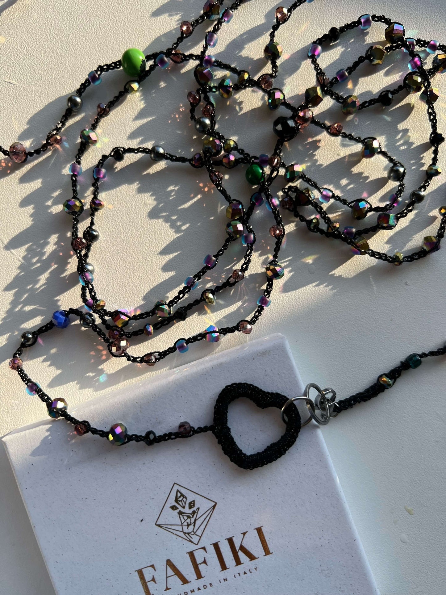 Collana nera con cuore decorato a mano. Gioiello artigianale lungo, elegante e regolabile, perfetto anche come wrap.