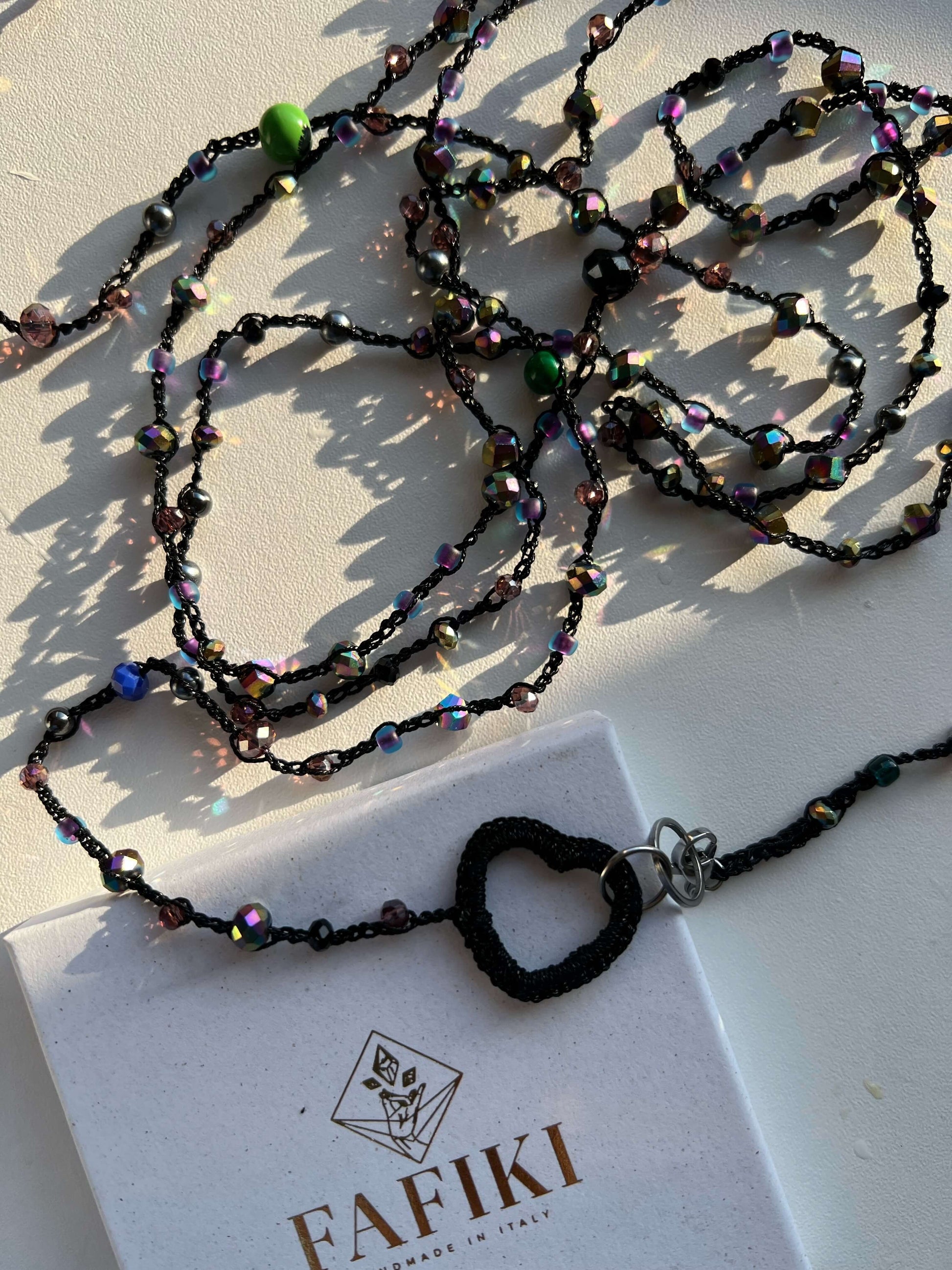 Collana nera con cuore decorato a mano. Gioiello artigianale lungo, elegante e regolabile, perfetto anche come wrap.