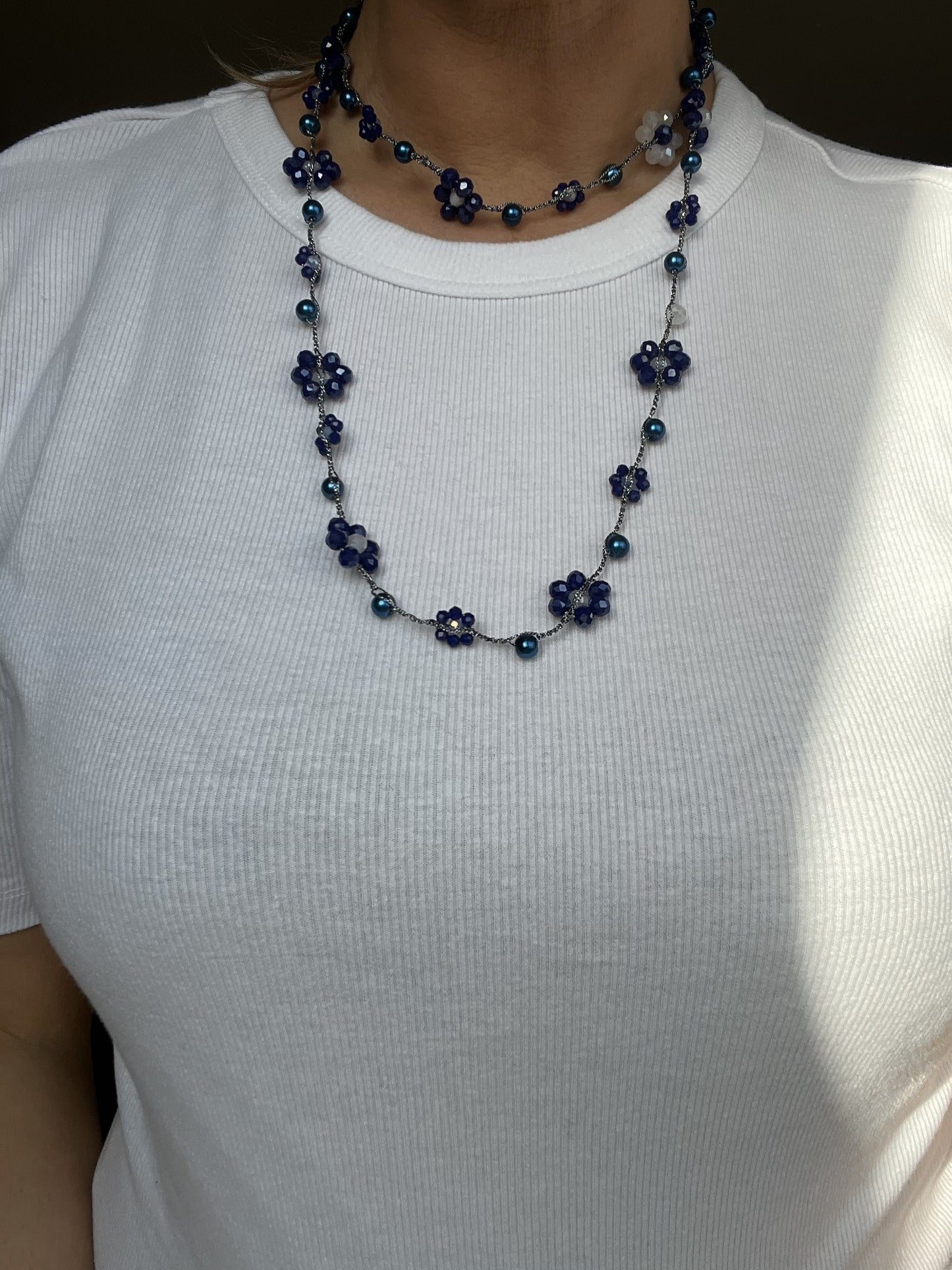 Collana blu donna fatta a mano, anallergica e nickel free. Gioiello artigianale italiano con fiori blu. Idea regalo unica per pelle sensibile