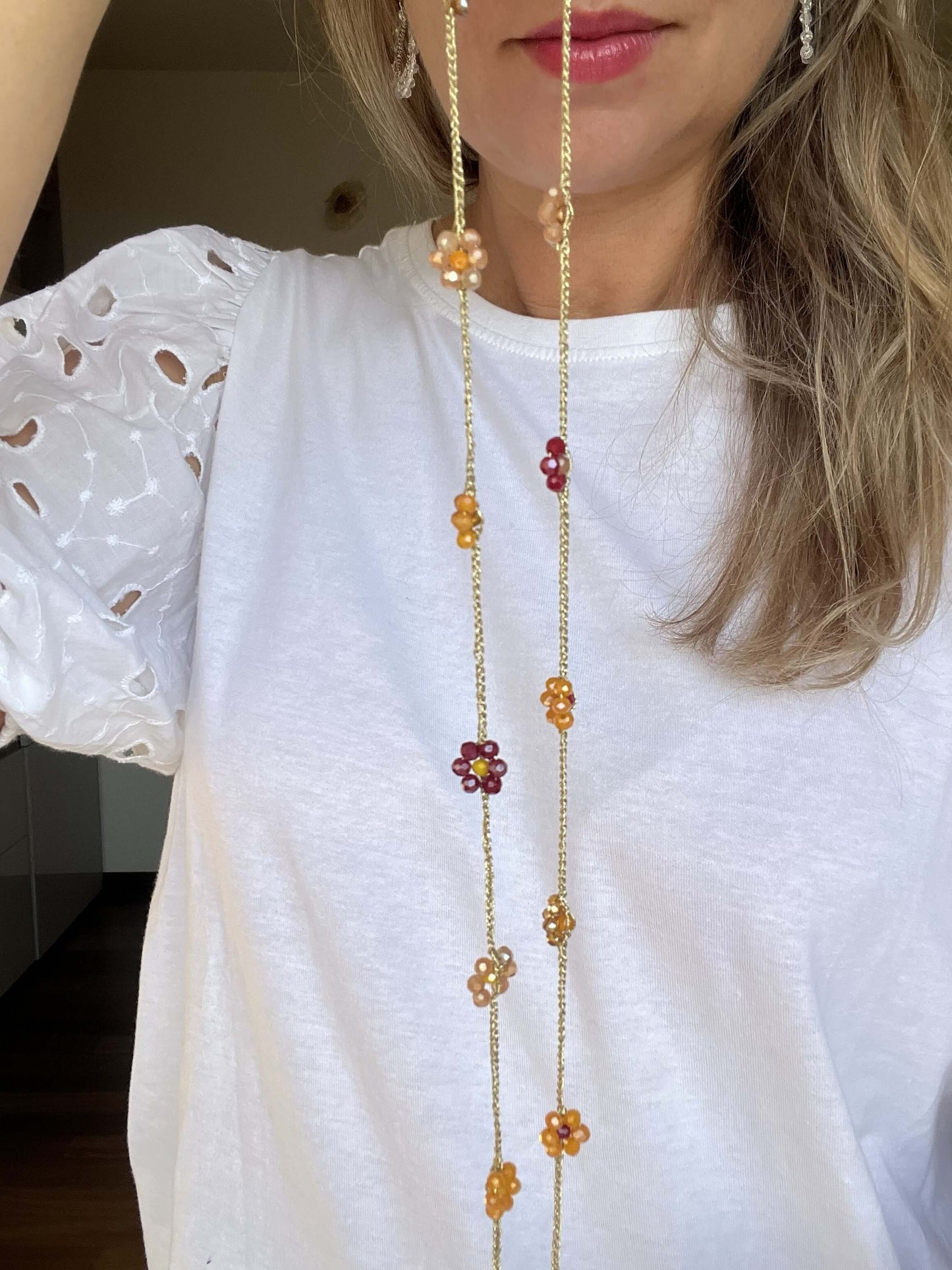 Collana boho chic Fioronda: filato gioiello con fiori autunnali. Regolabile, analergica, ideale per un look naturale e caldo.