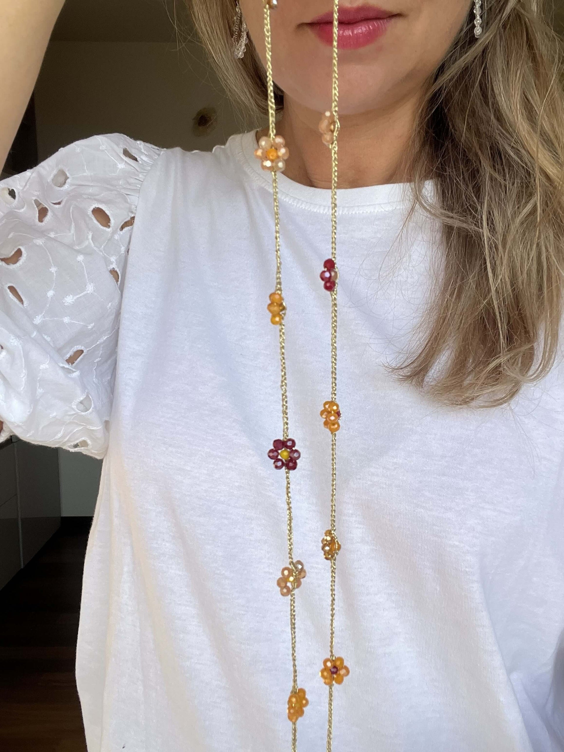 Collana boho chic Fioronda: filato gioiello con fiori autunnali. Regolabile, analergica, ideale per un look naturale e caldo.