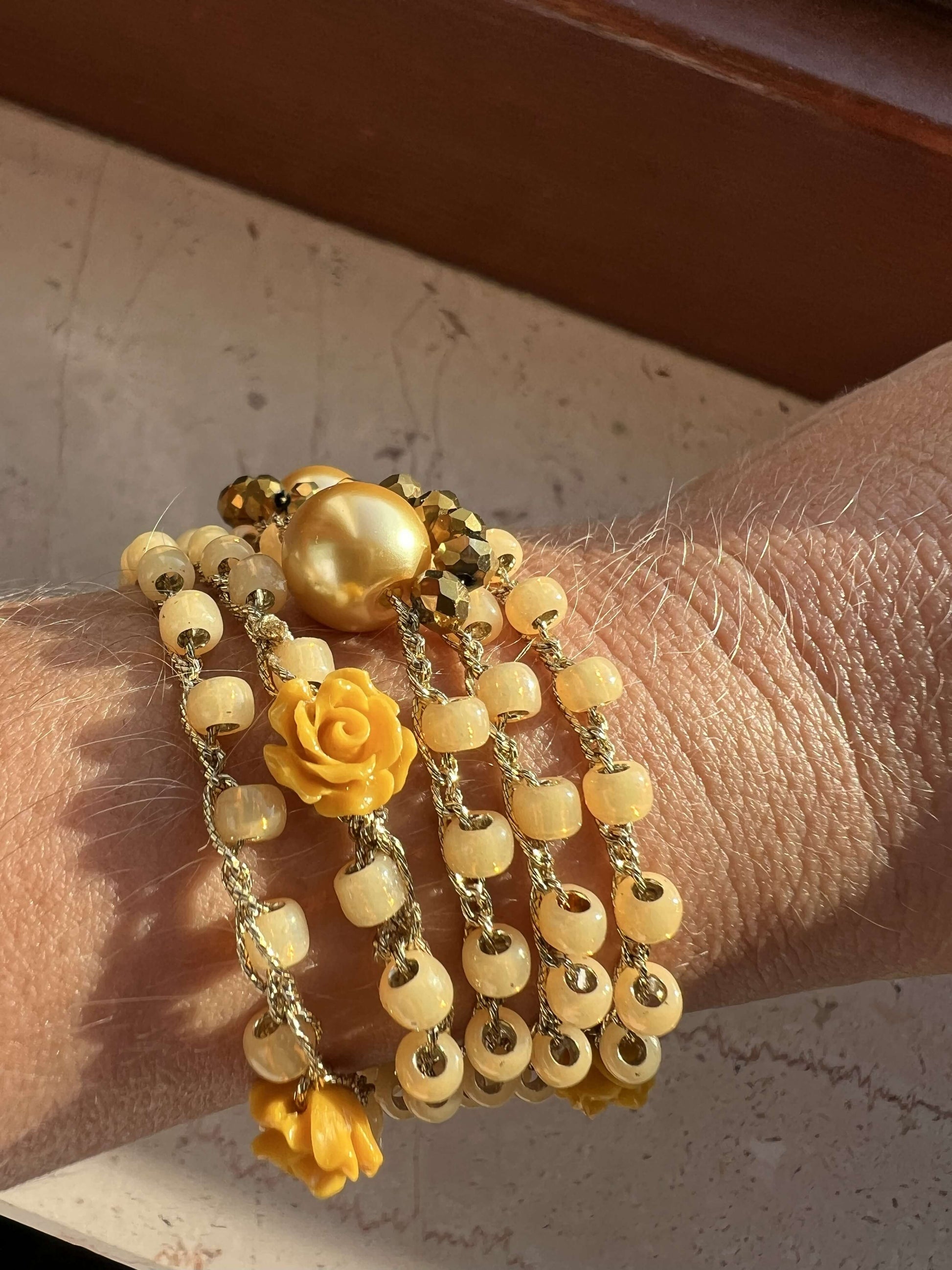 Bracciale wrap “Luce di Miele” avvolto al polso, realizzato a mano con perline Toho giapponesi e perle di vetro ceco, collana trasformabile 2 in 1.