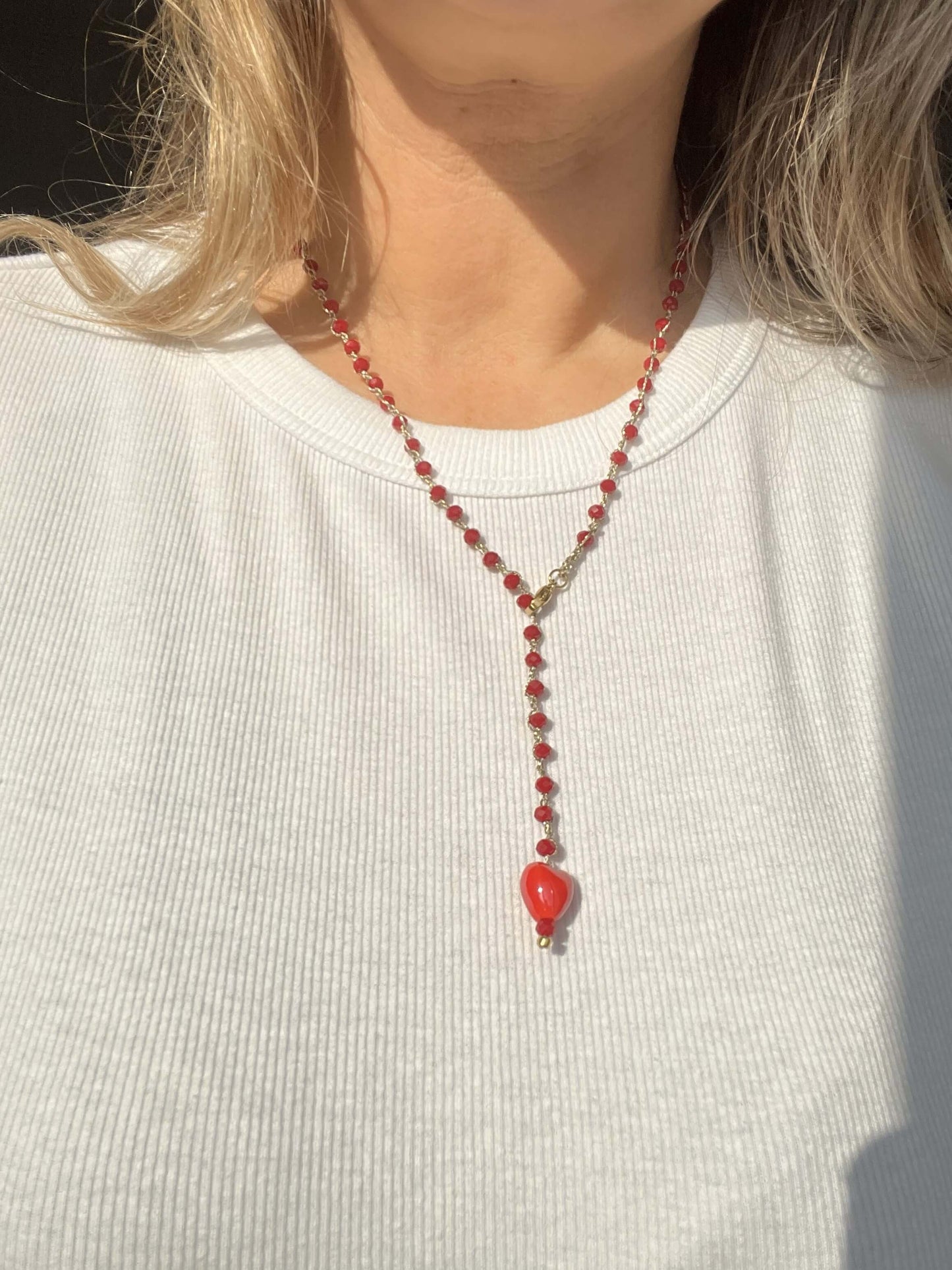 Collana artigianale cuore rosso con cristalli 4mm. Versatile, da portare come collana elegante o bracciale wrap.