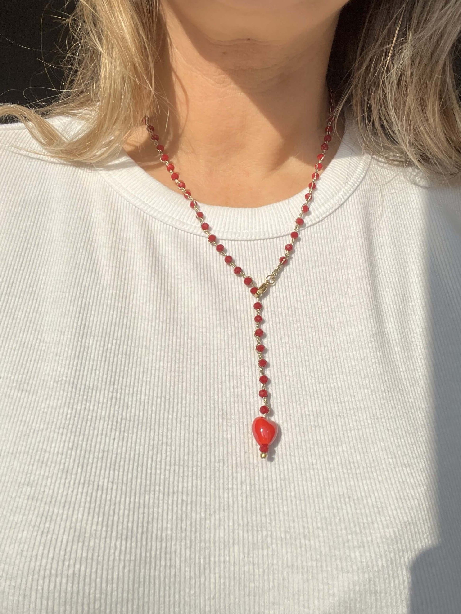 Collana artigianale cuore rosso con cristalli 4mm. Versatile, da portare come collana elegante o bracciale wrap.