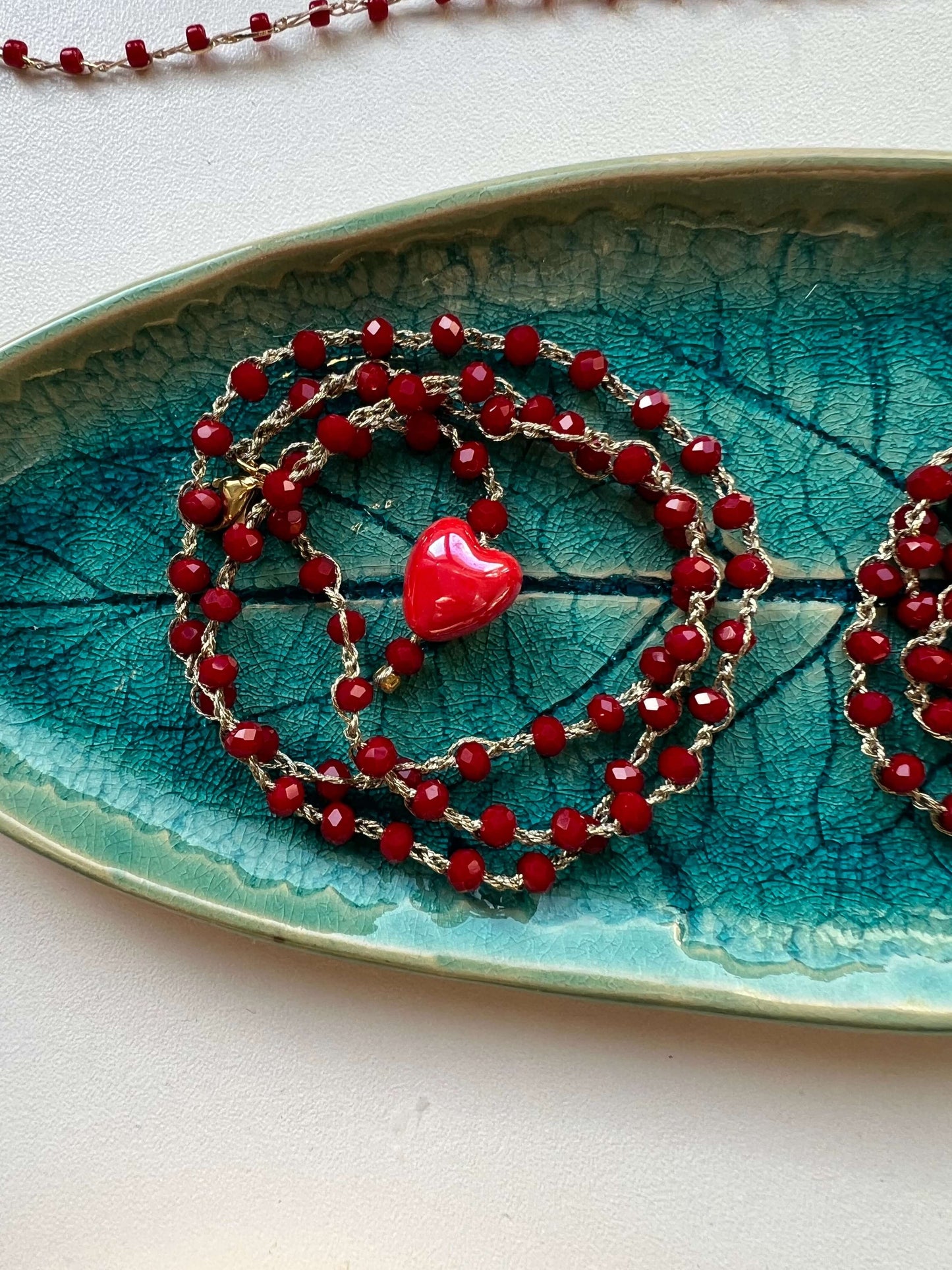 Cuore rosso in ceramica con cristalli su collana lunga 54 cm. Gioiello classico, elegante e trasformabile in bracciale wrap.