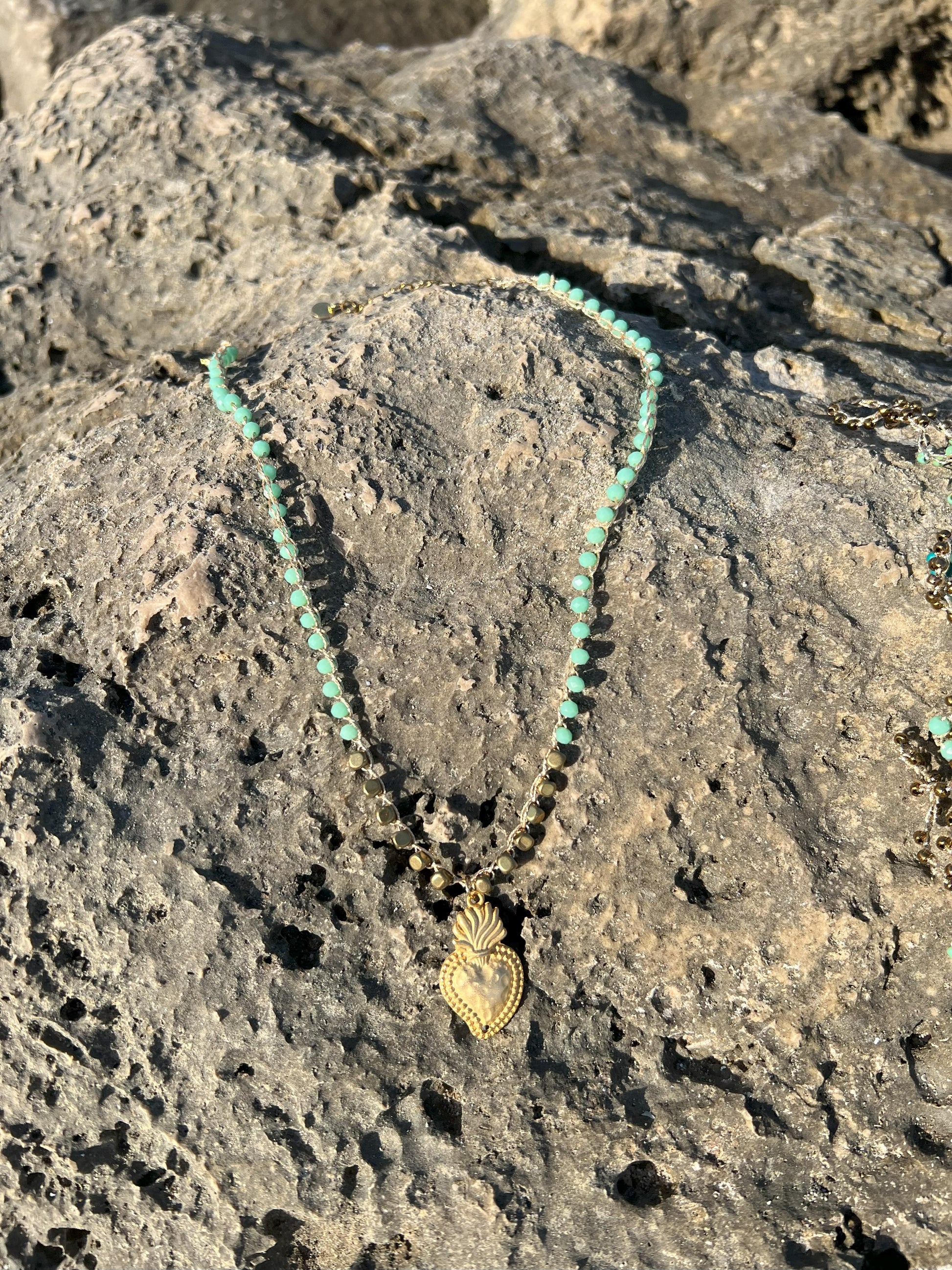 Gioiello fatto a mano: collana cuore sacro boho chic con ciondolo in zama, cristalli verdi e ematite. Stile, energia e poesia da indossare