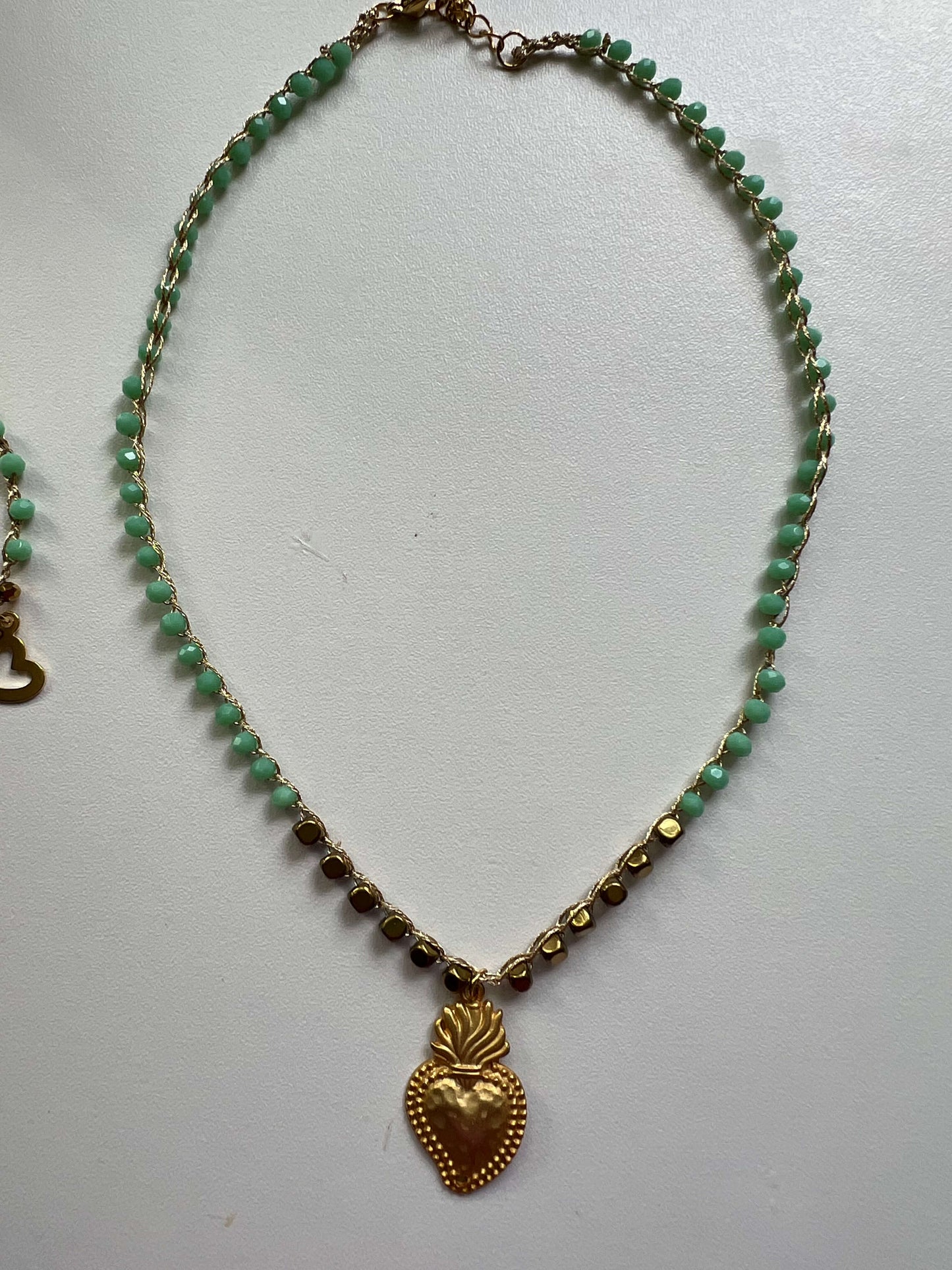 Collana cuore sacro artigianale boho chic con cristalli verdi ed ematite. Elegante, regolabile, un gioiello unico che illumina ogni look