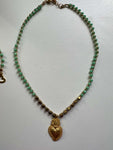 Collana cuore sacro artigianale boho chic con cristalli verdi ed ematite. Elegante, regolabile, un gioiello unico che illumina ogni look