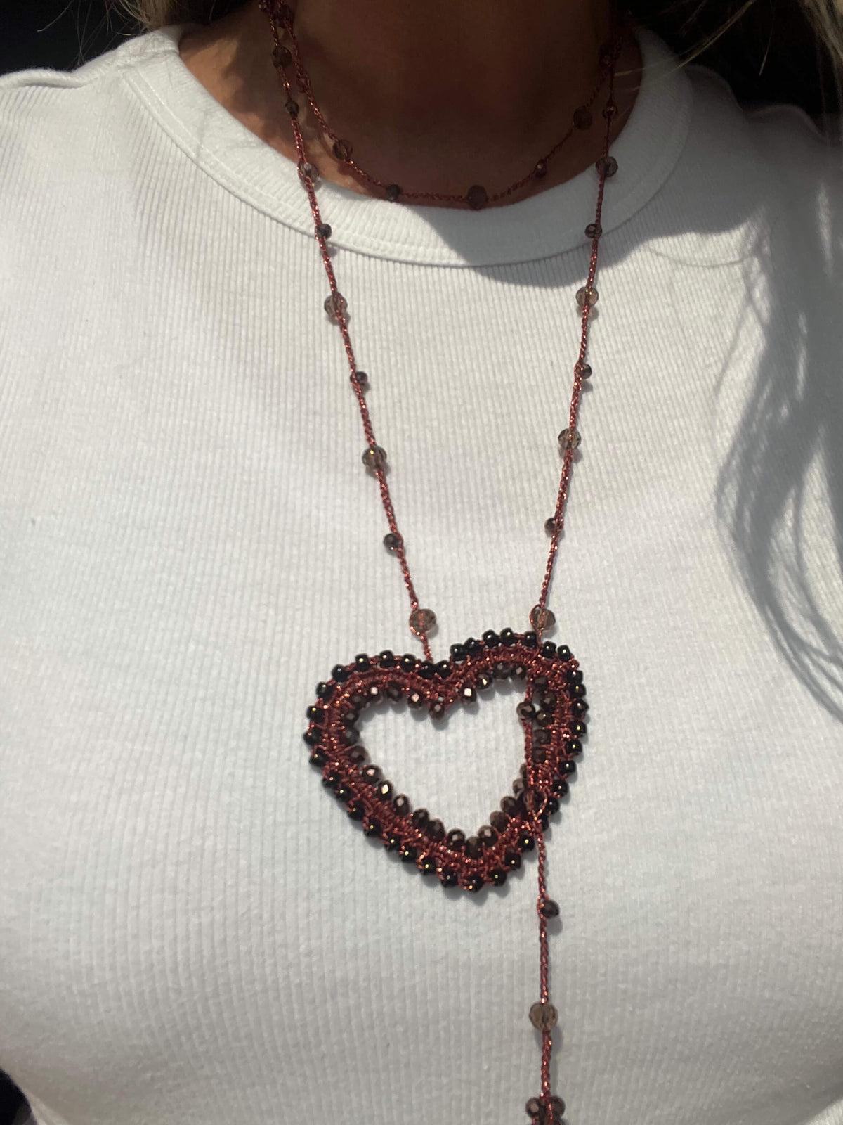Collana donna con cuore grande marrone, perfetta per valorizzare look eleganti e femminili.