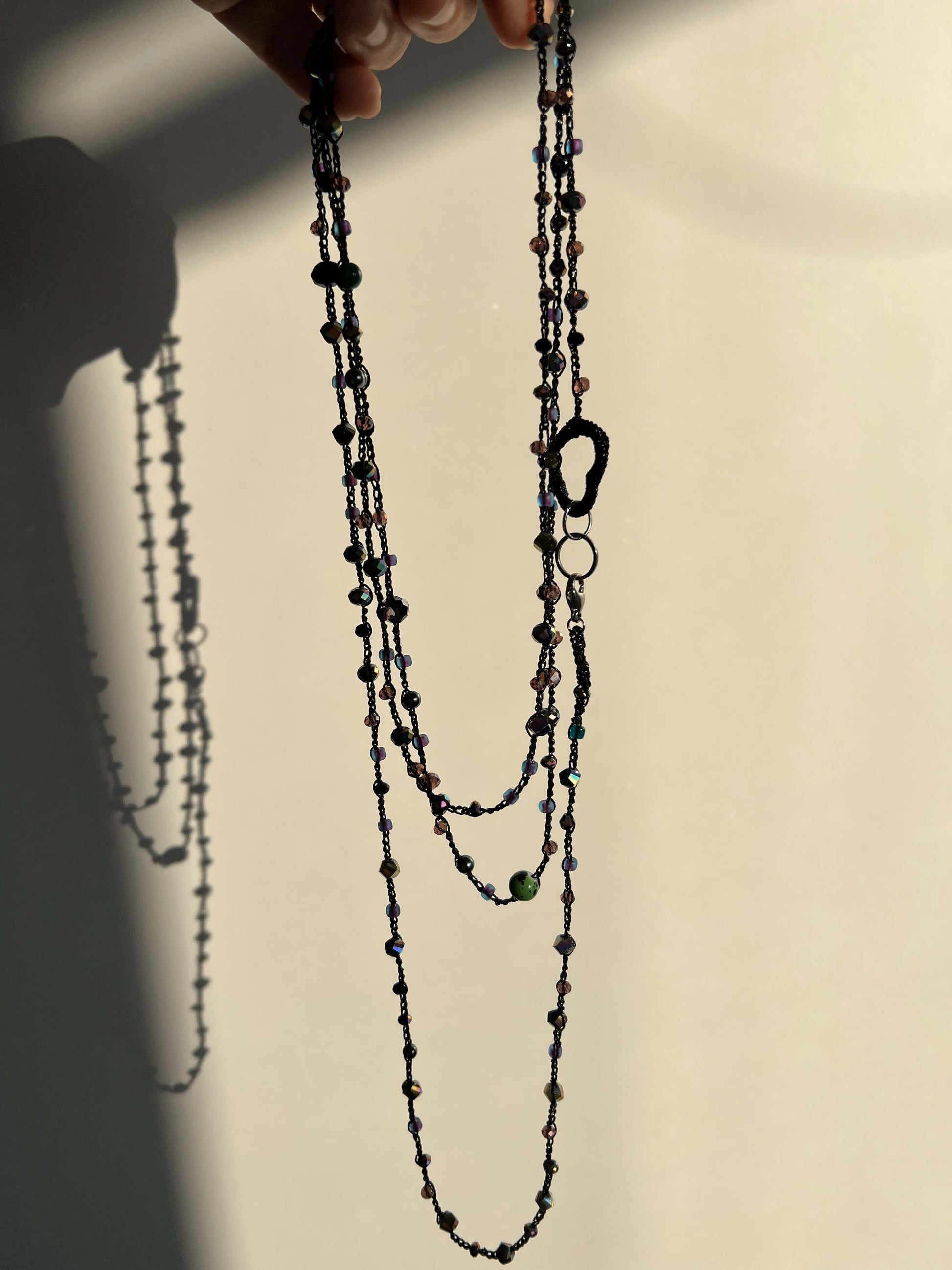 Collana artigianale lunga 180 cm con cuore nero e cristalli. Gioiello fatto a mano, ideale per look dark e sofisticati.