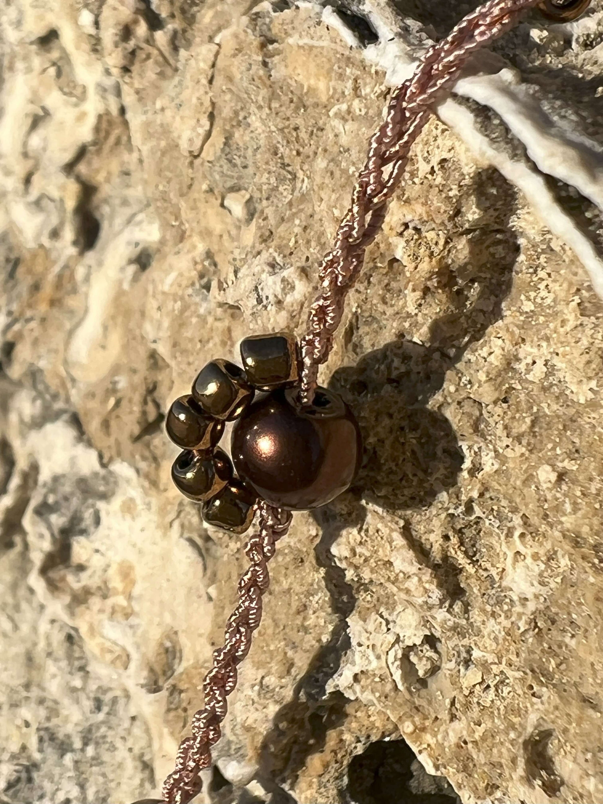 Scopri Bruma di Quercia: collana leggera, ipoallergenica e versatile, ispirata alla natura e al fascino senza tempo.