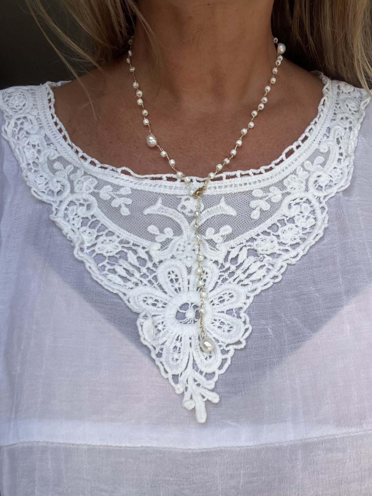 Collana elegante con perle di fiume, perline Toho bianche e filato oro. Raffinata, regolabile e senza tempo.