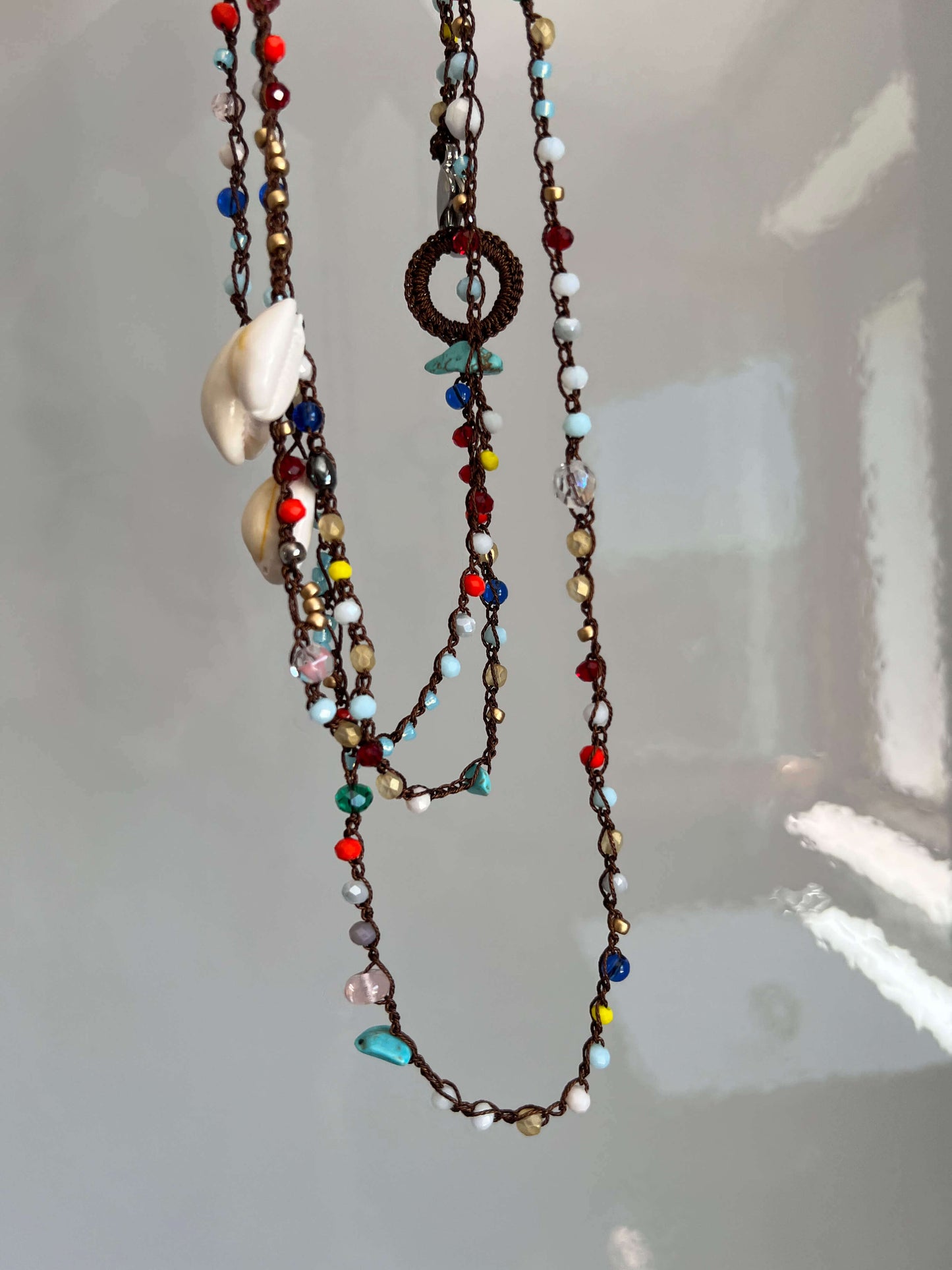 Collana fashion estate donna con conchiglie e cristalli, gioiello boho chic handmade stile mare elegante e luminoso per outfit estivi.