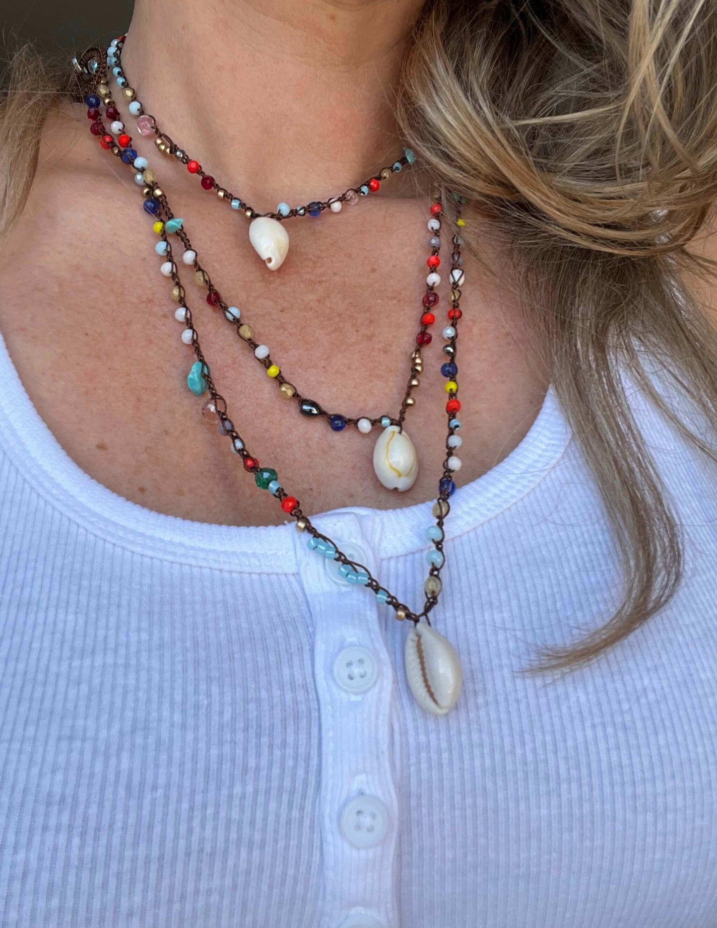 Collana boho chic estiva con conchiglie e cristalli colorati, gioiello mare donna elegante e versatile per look beach style.
