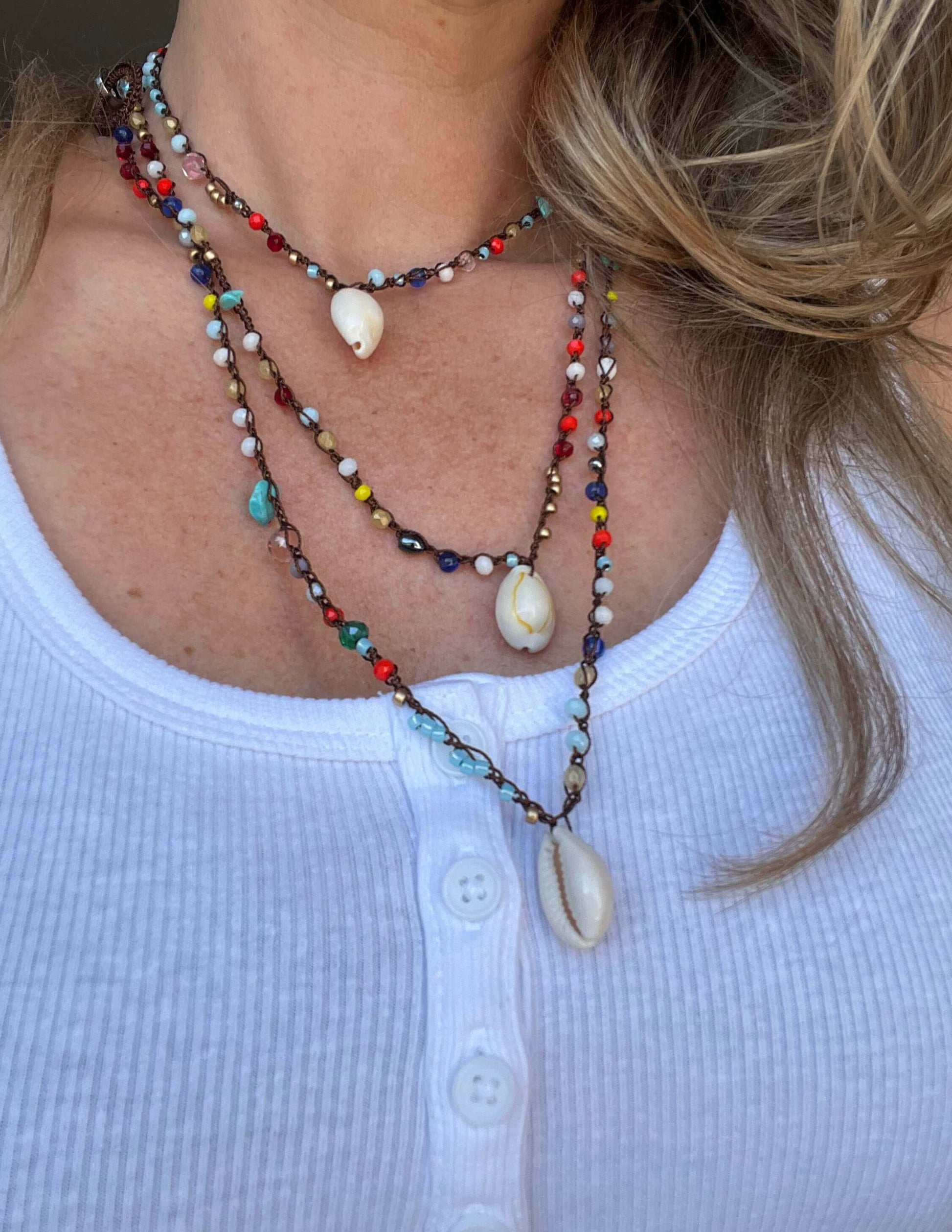 Collana boho chic estiva con conchiglie e cristalli colorati, gioiello mare donna elegante e versatile per look beach style.