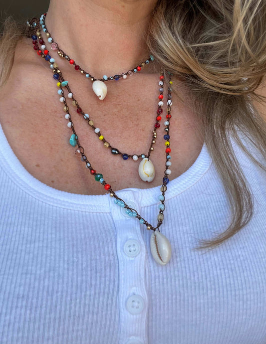 Collana boho chic estiva con conchiglie e cristalli colorati, gioiello mare donna elegante e versatile per look beach style.