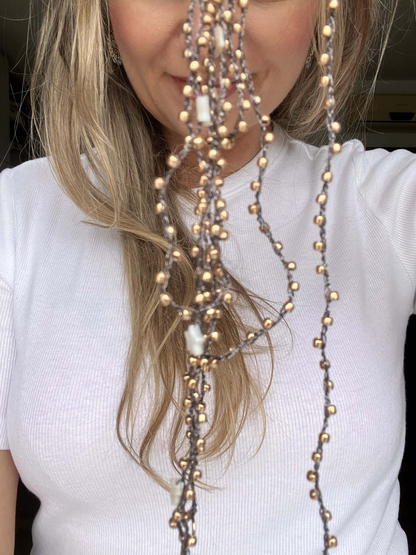 Collana boho lunga donna Solea con perline giapponesi e stelle madreperla, gioiello versatile multiuso
