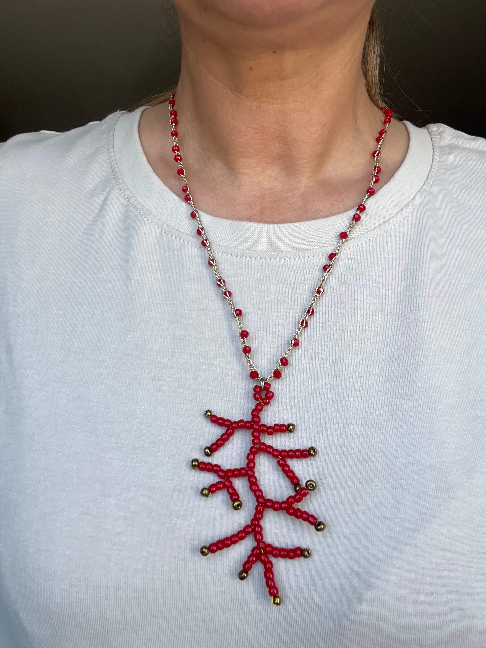 Non è solo una collana: è quella sensazione di libertà calda che ti resta addosso tutto il giorno.