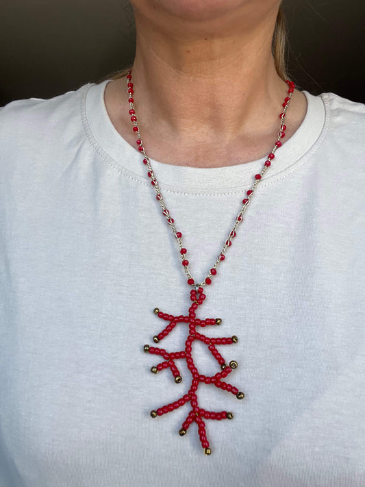 Non è solo una collana: è quella sensazione di libertà calda che ti resta addosso tutto il giorno.