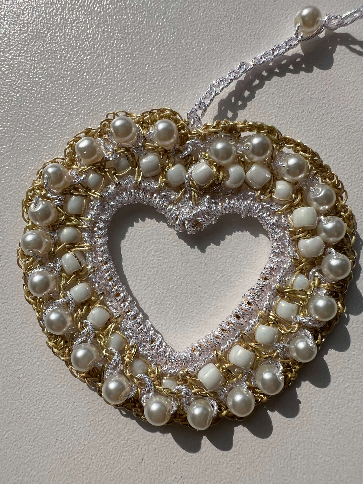 Collana bianca da donna con cuore grande e perline, elegante e raffinata per ogni occasione.