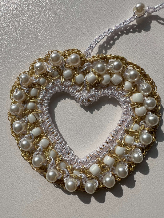 Collana bianca da donna con cuore grande e perline, elegante e raffinata per ogni occasione.