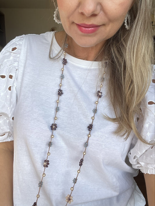 Scopri Viola Cenere, collana handmade boho chic in filato oro rosa. Analergica, senza metallo, leggera e dolce sulla pelle sensibile.