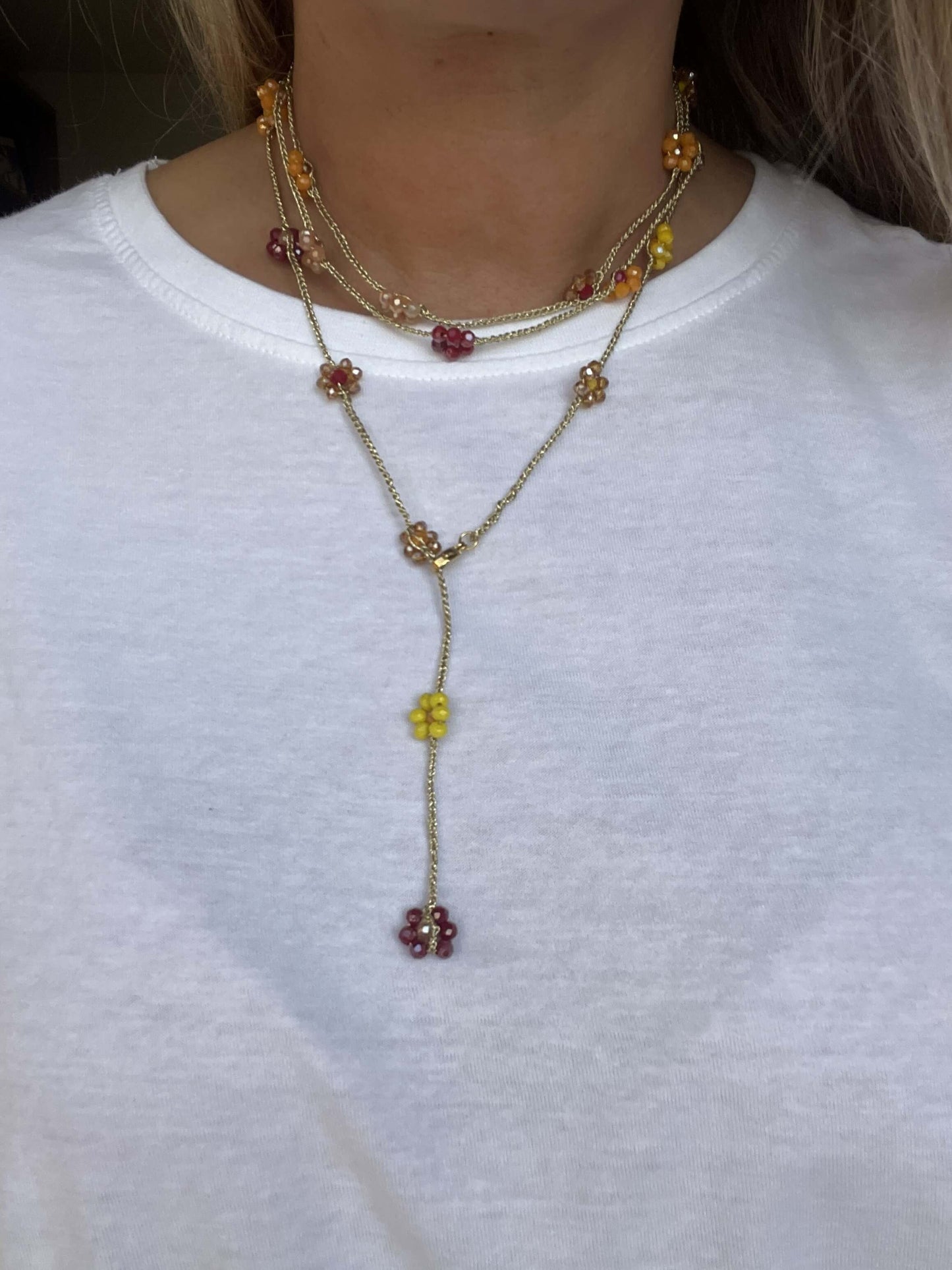 Fioronda, collana handmade lunga con fiori color rame e melograno. Senza metallo, perfetta per pelli sensibili.